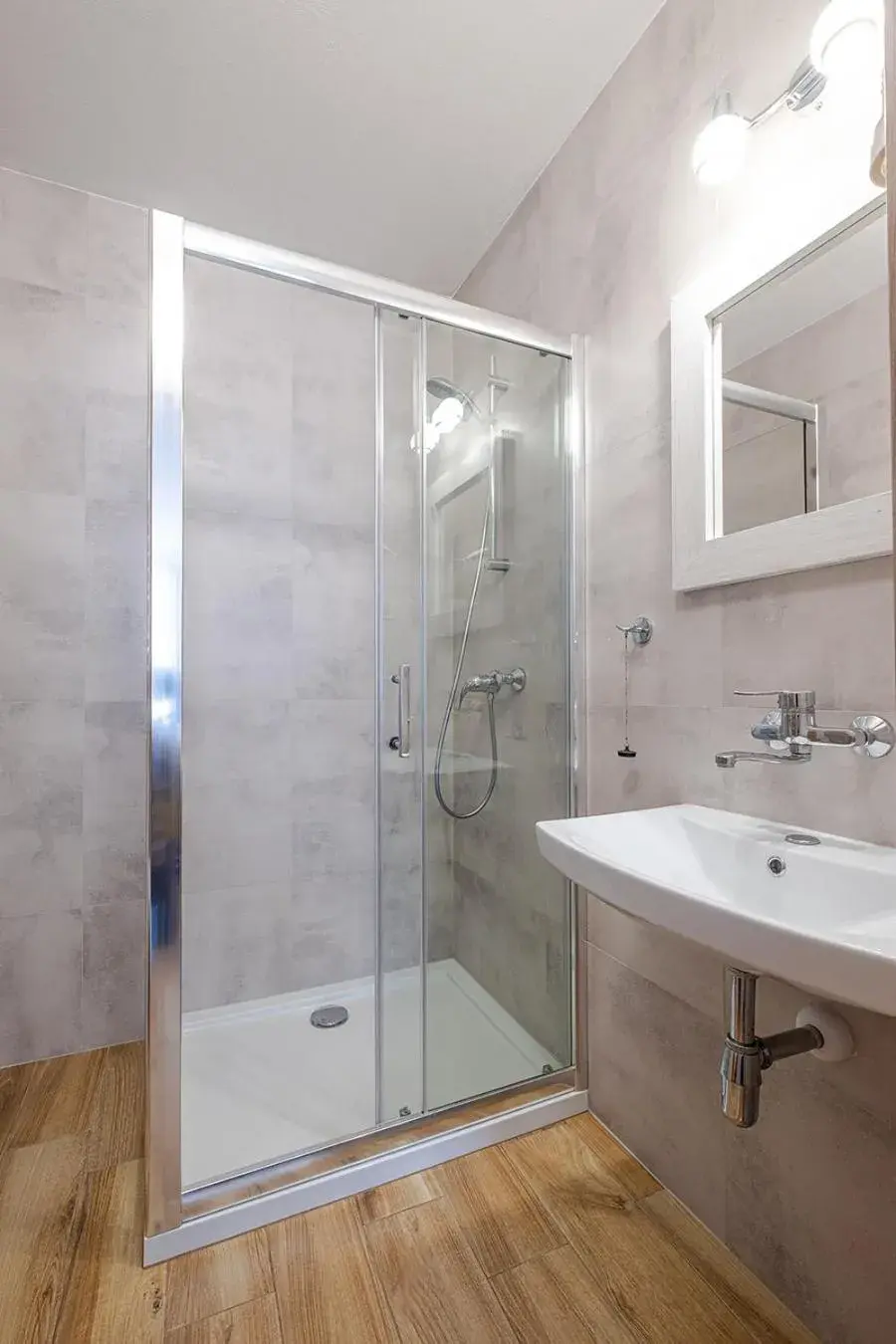 Deluxe Double Room (2 Adults + 1 Child) in Nova Fala Deluxe Double Room (2 Adults + 1 Child) in Nova Fala