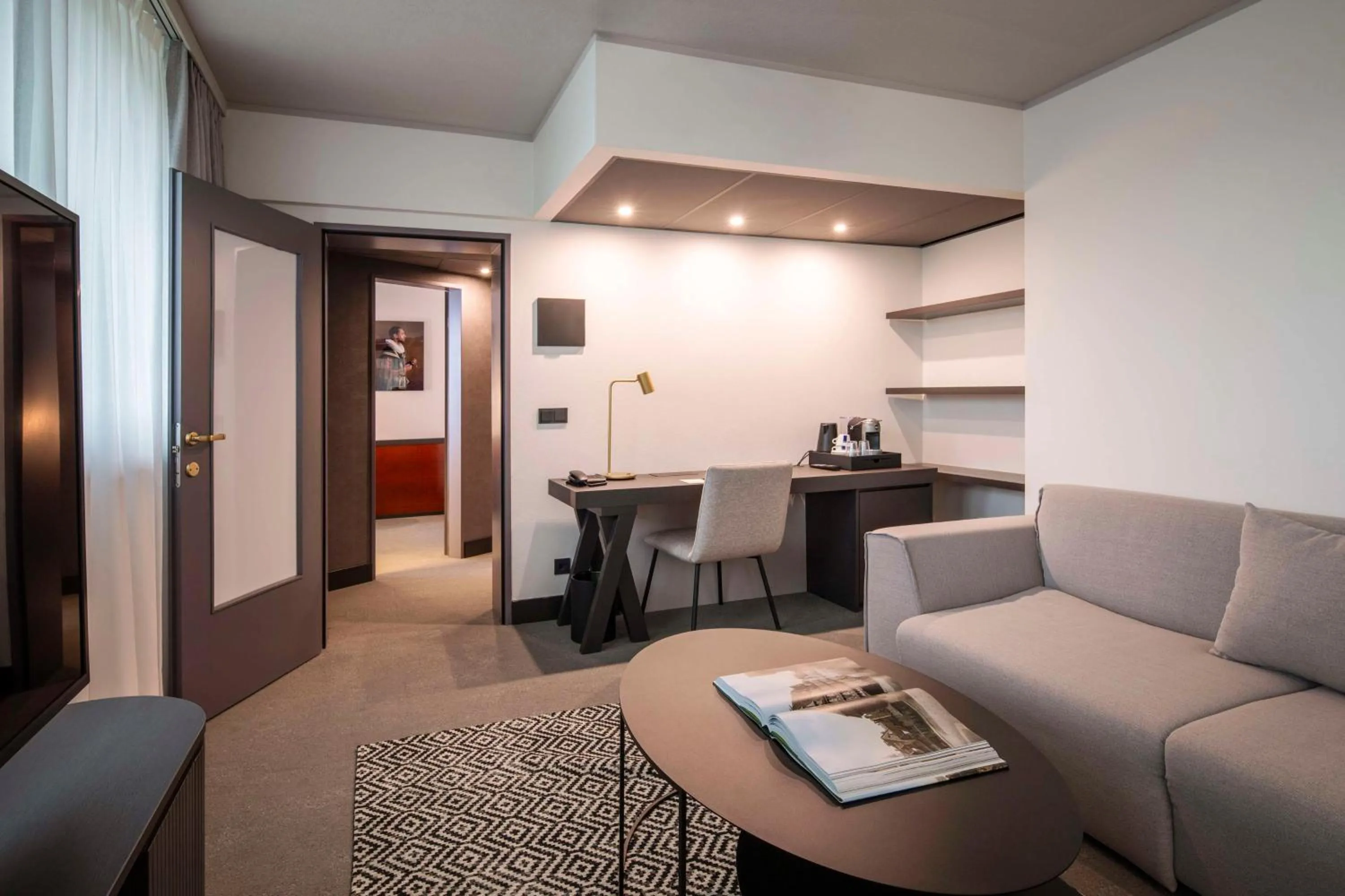 Photo of the whole room, Seating Area in Hotel Pomander Nürnberg