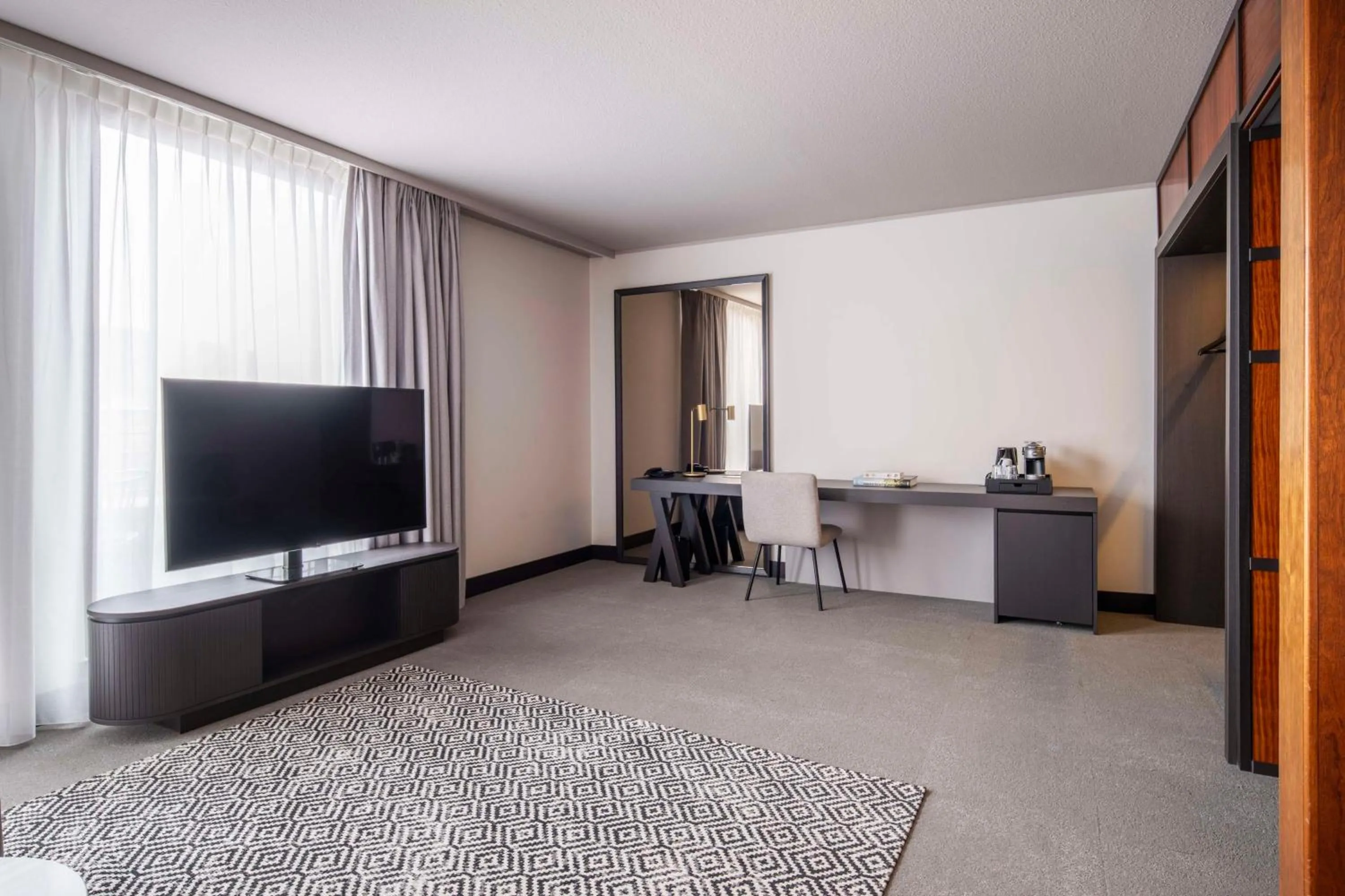 Bedroom, TV/Entertainment Center in Hotel Pomander Nürnberg