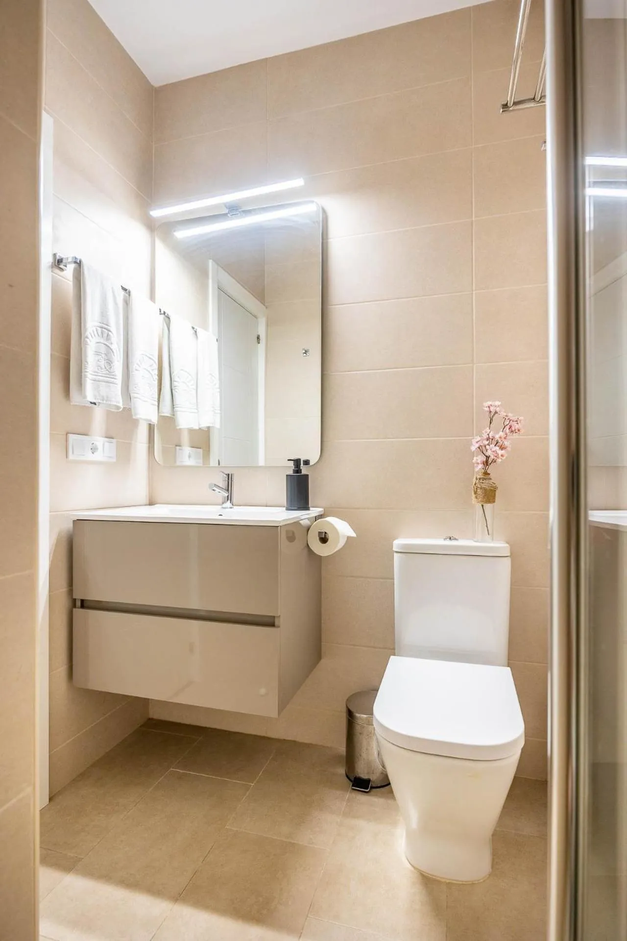 Toilet in Apartamentos Poemas & Rimas de Bécquer