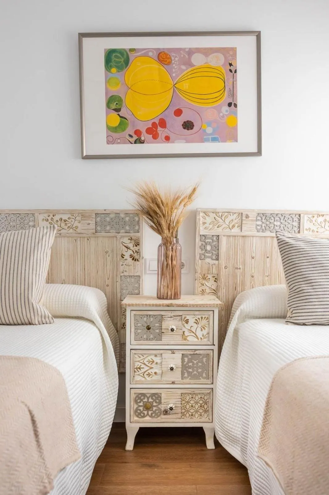 Bedroom, Bed in Apartamentos Poemas & Rimas de Bécquer