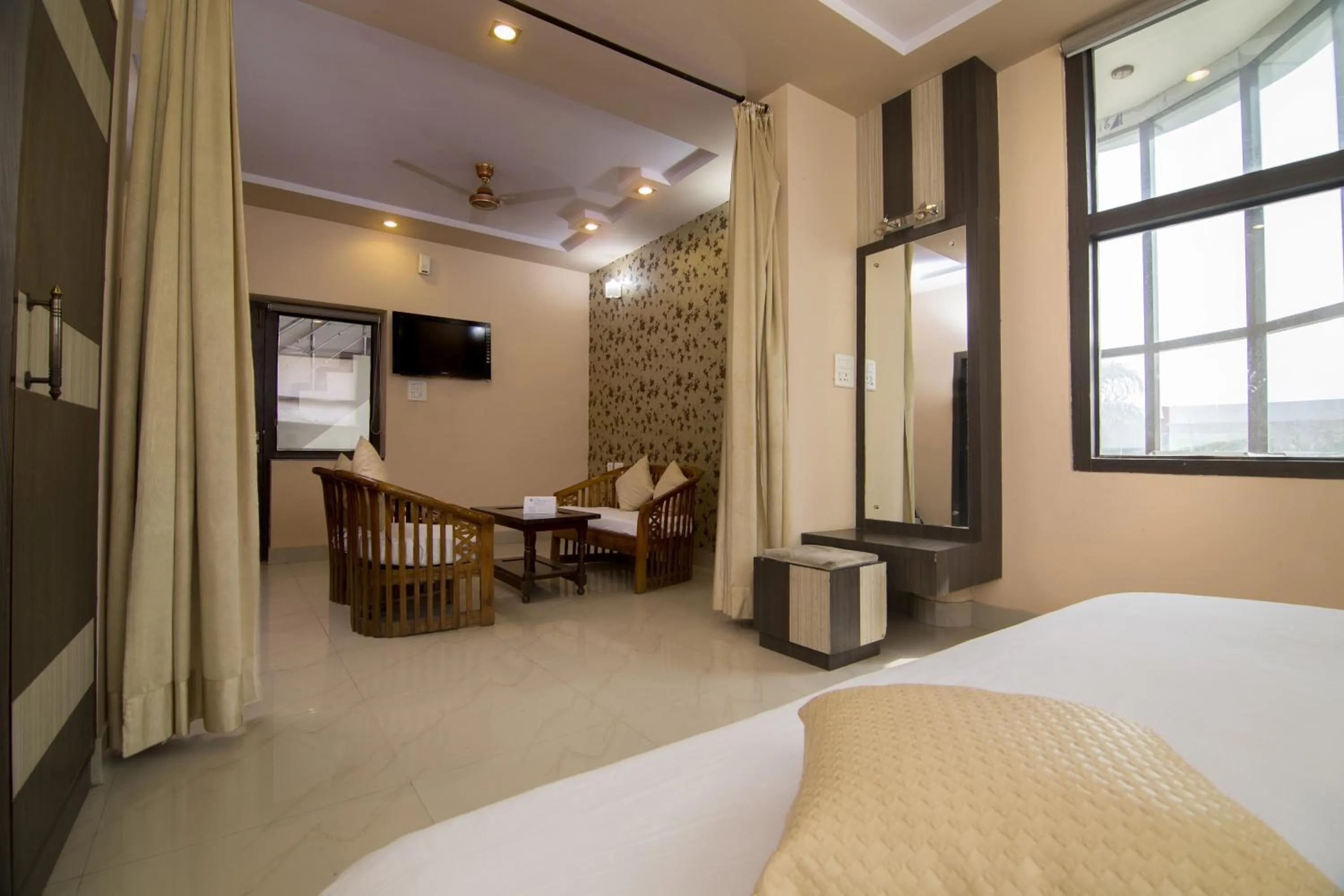 Seating area, Bed in Hotel Ganpati Palace