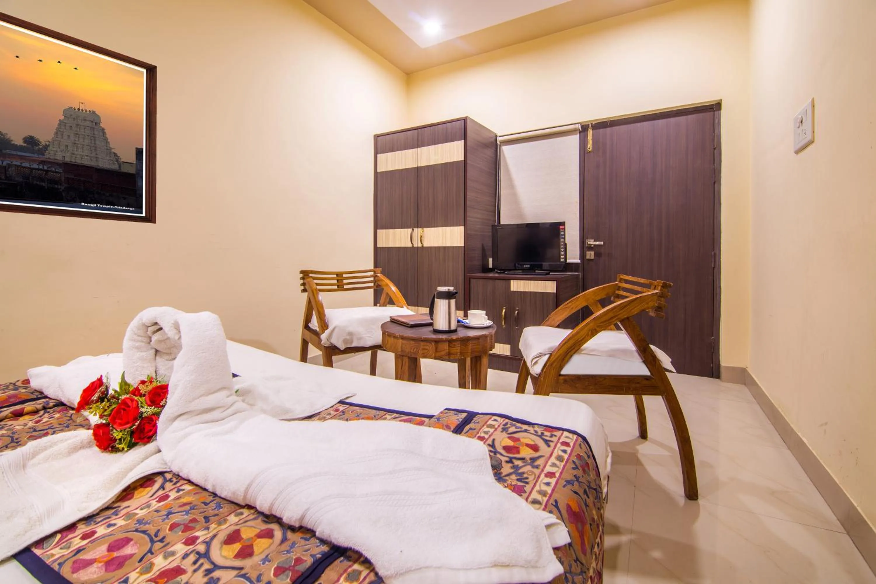 Photo of the whole room, Bed in Hotel Ganpati Palace