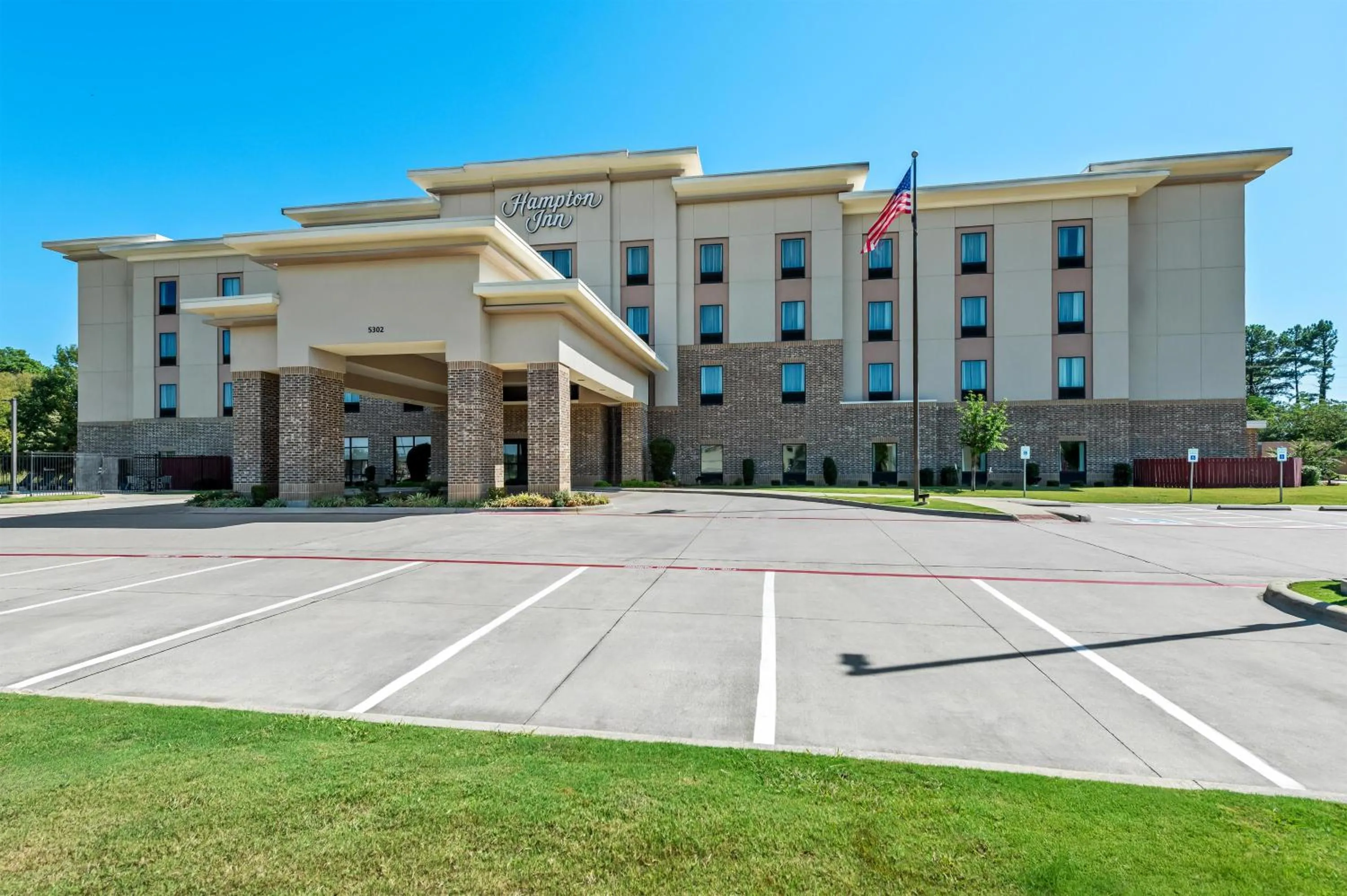 Property building in Hampton Inn Texarkana