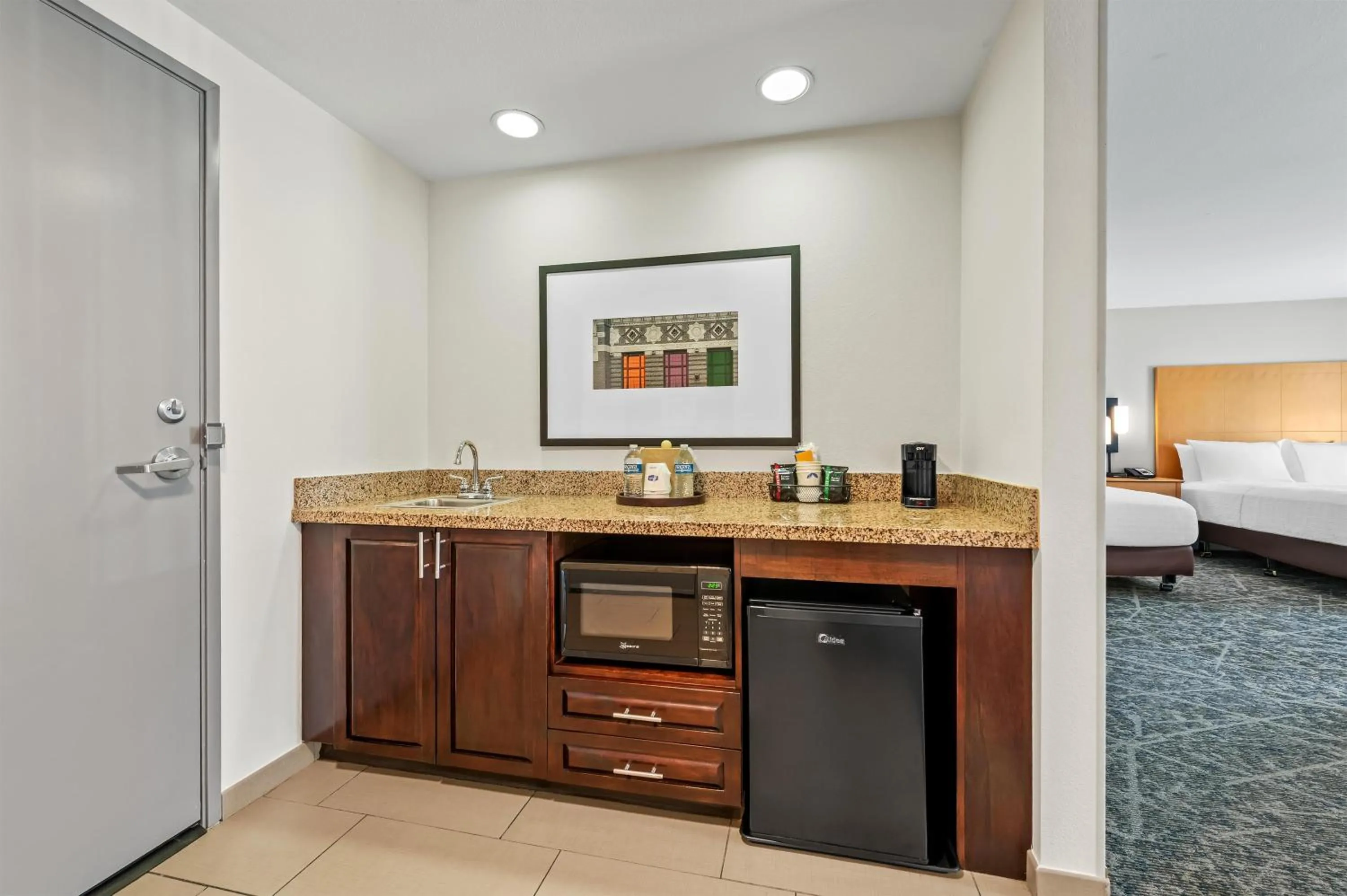 Kitchen or kitchenette, Bed in Hampton Inn Texarkana