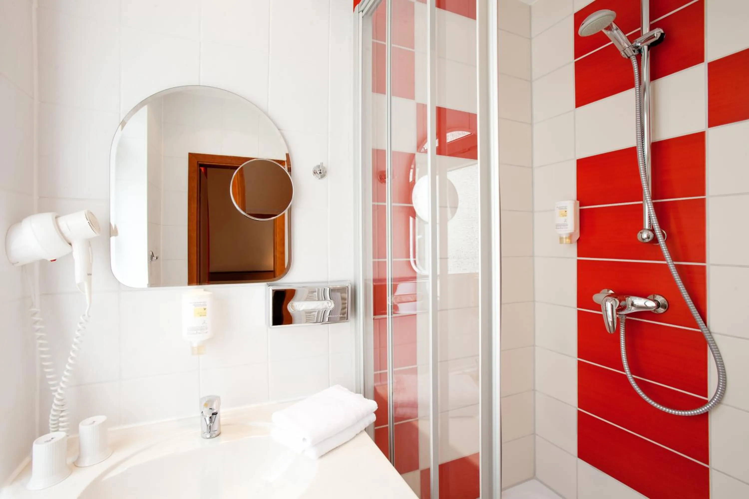 Bathroom in Vienna House Easy by Wyndham Rostock
