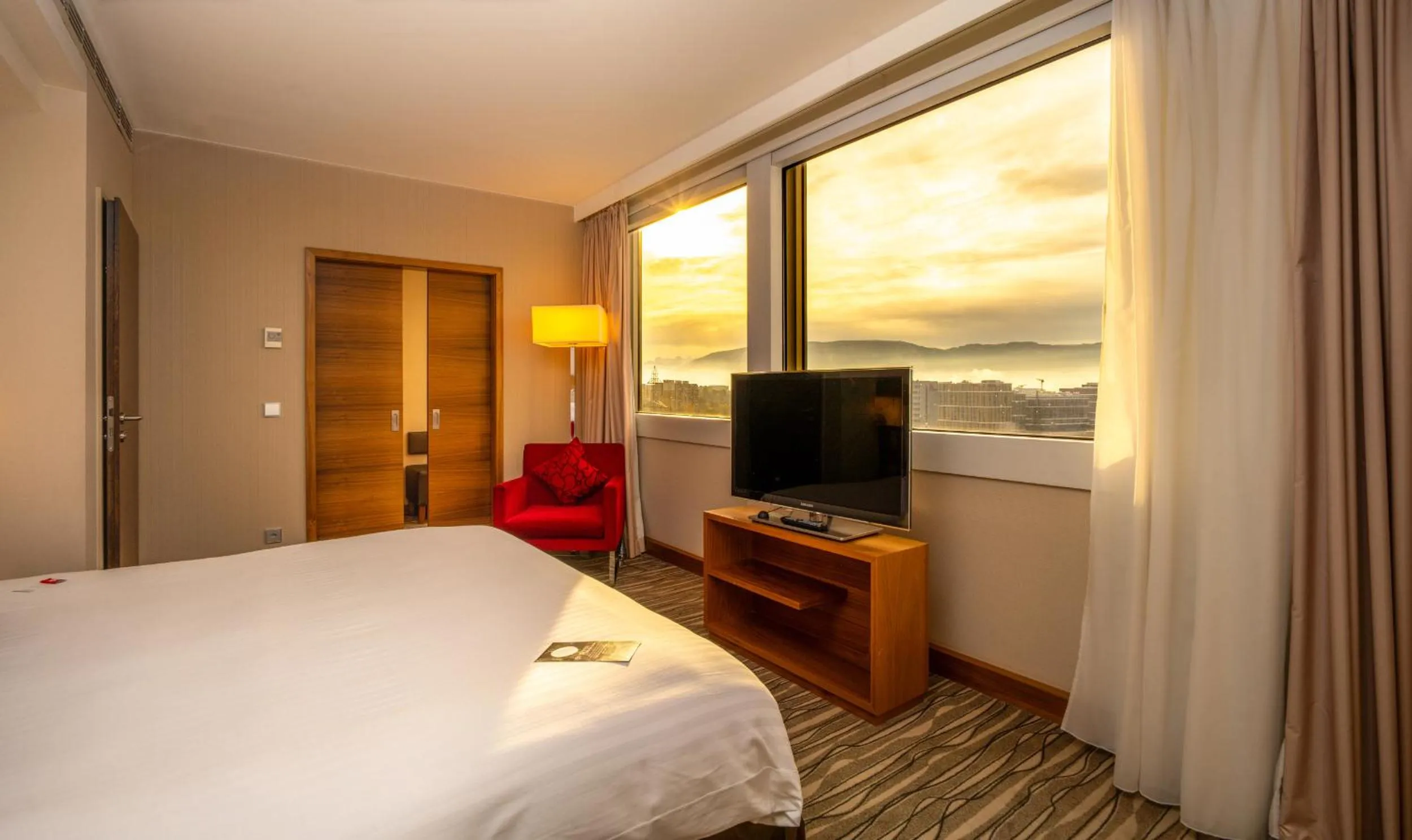 Photo of the whole room, Bed in Mövenpick Hotel Geneva