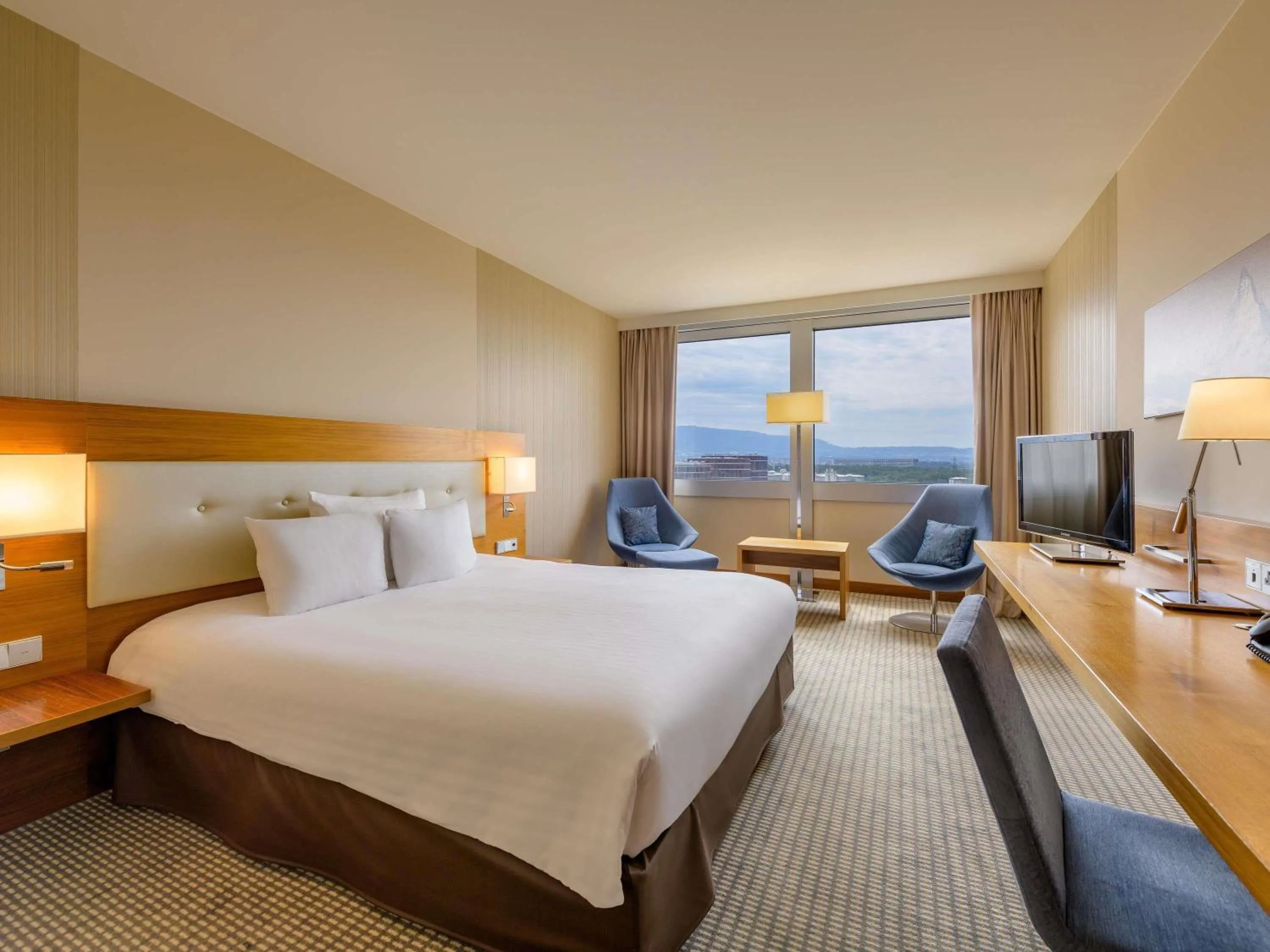 Bedroom, Bed in Mövenpick Hotel Geneva