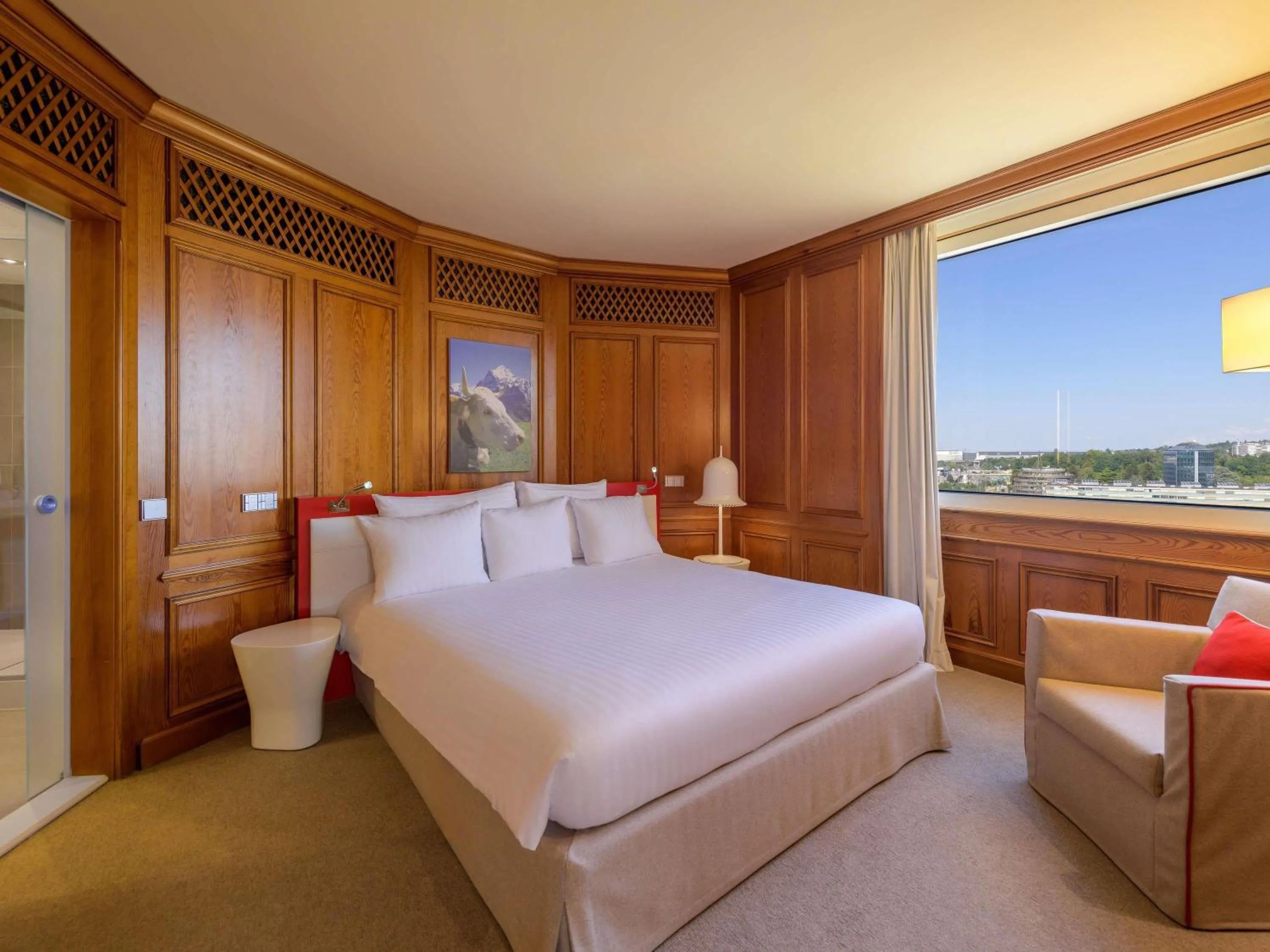 Bedroom, Bed in Mövenpick Hotel Geneva