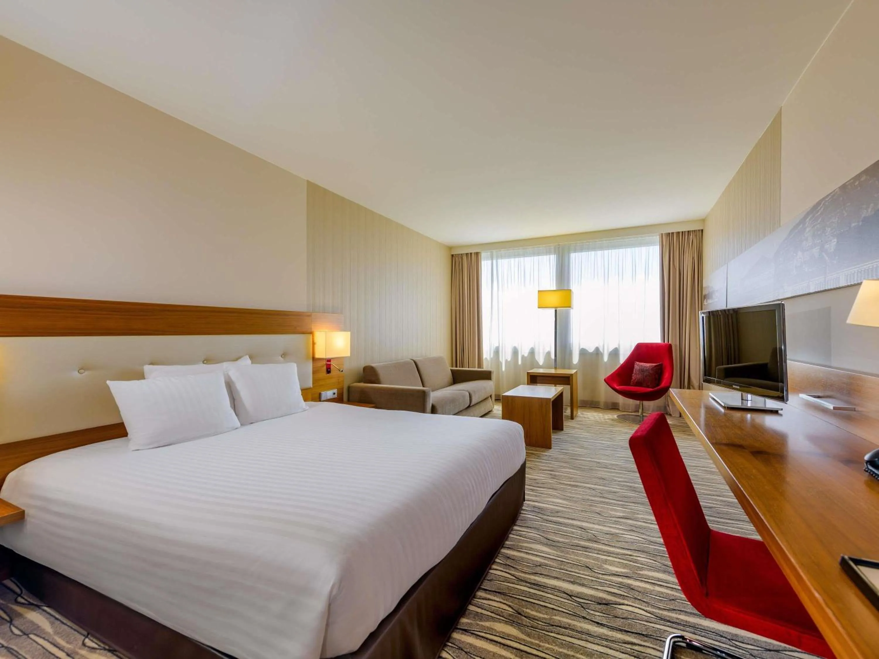 Bedroom, Bed in Mövenpick Hotel Geneva