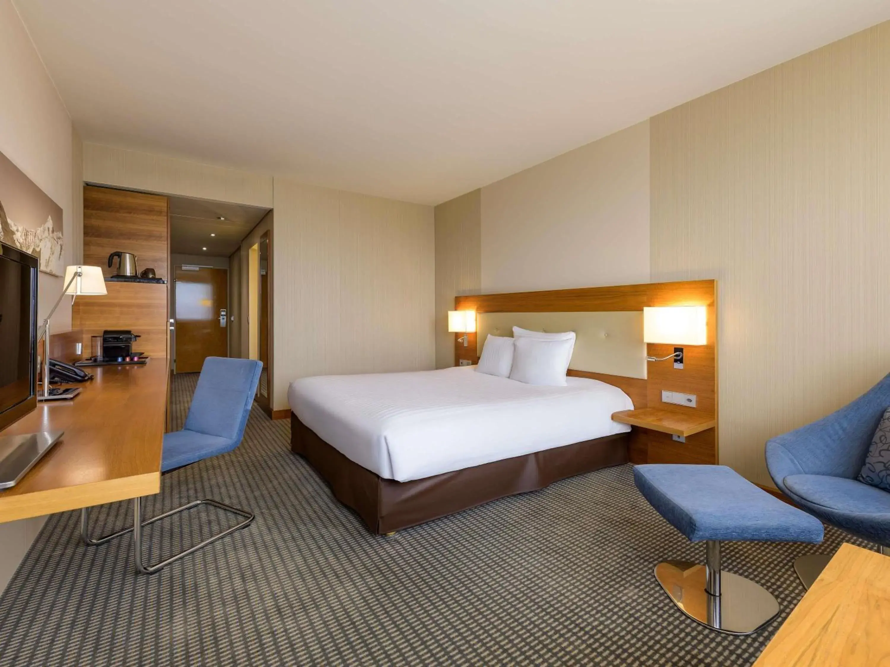 Family Queen Room in Mövenpick Hotel Geneva Family Queen Room in Mövenpick Hotel Geneva