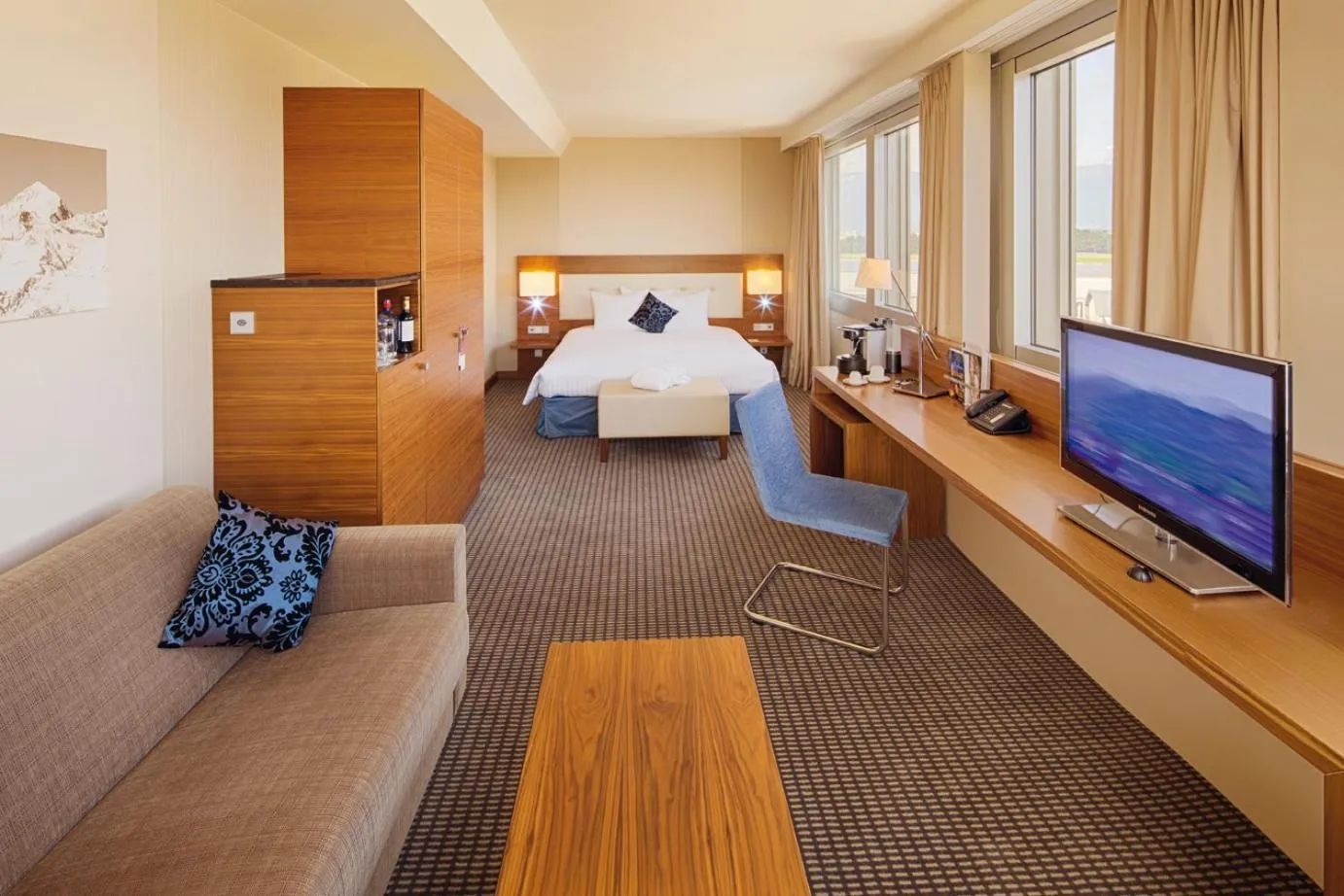 Bedroom, Bed in Mövenpick Hotel Geneva