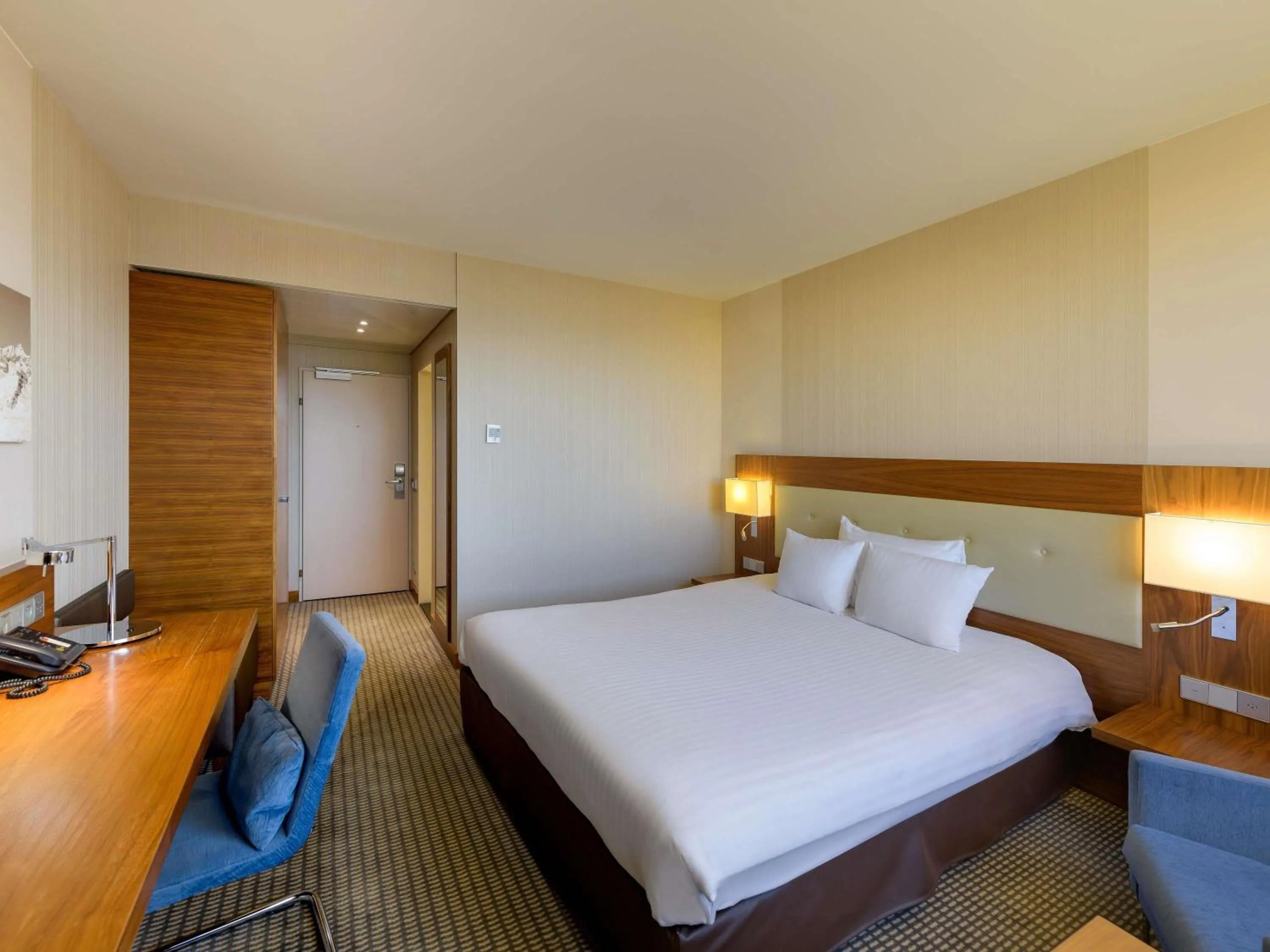 Bedroom, Bed in Mövenpick Hotel Geneva