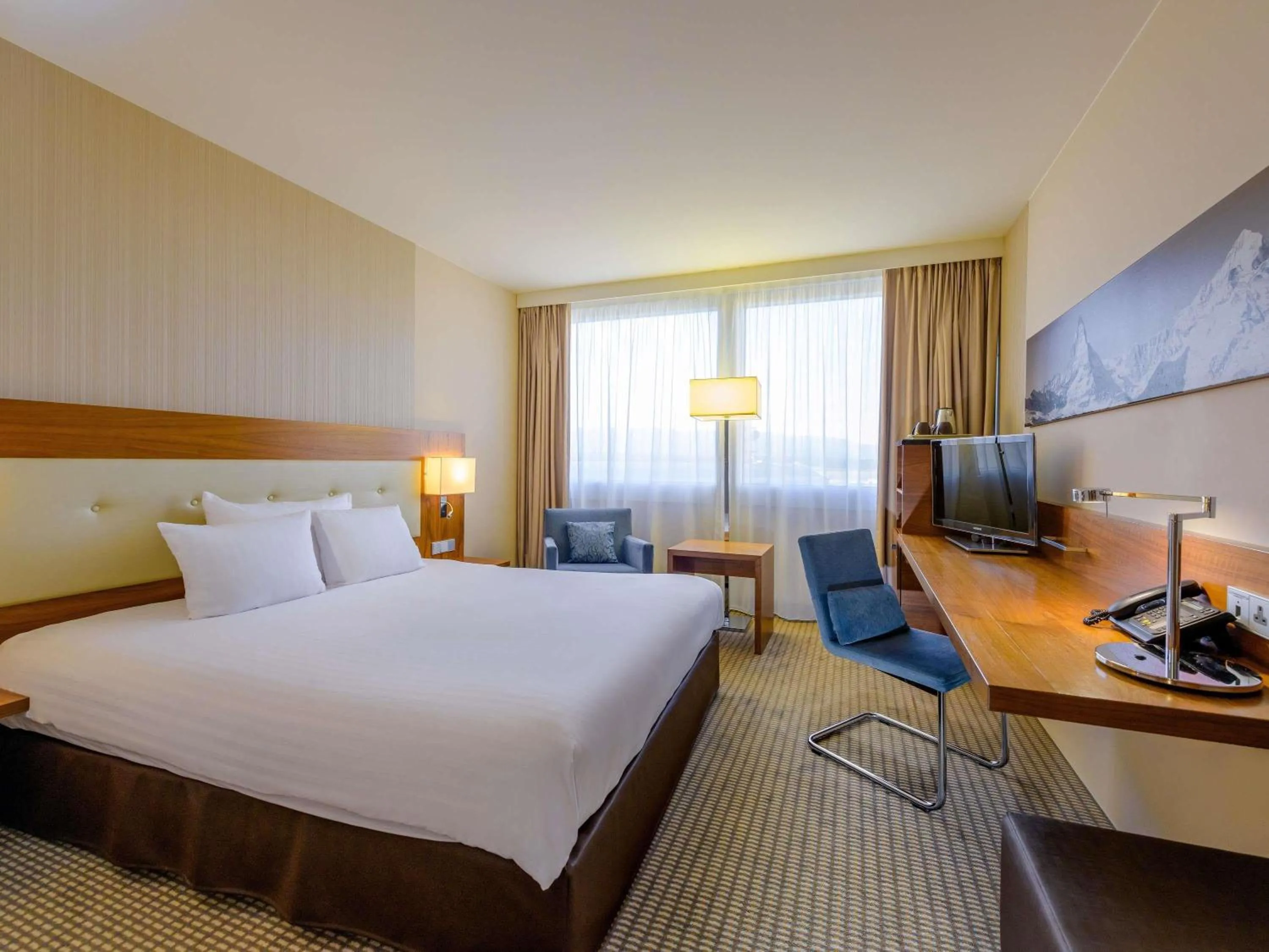 Bedroom, Bed in Mövenpick Hotel Geneva