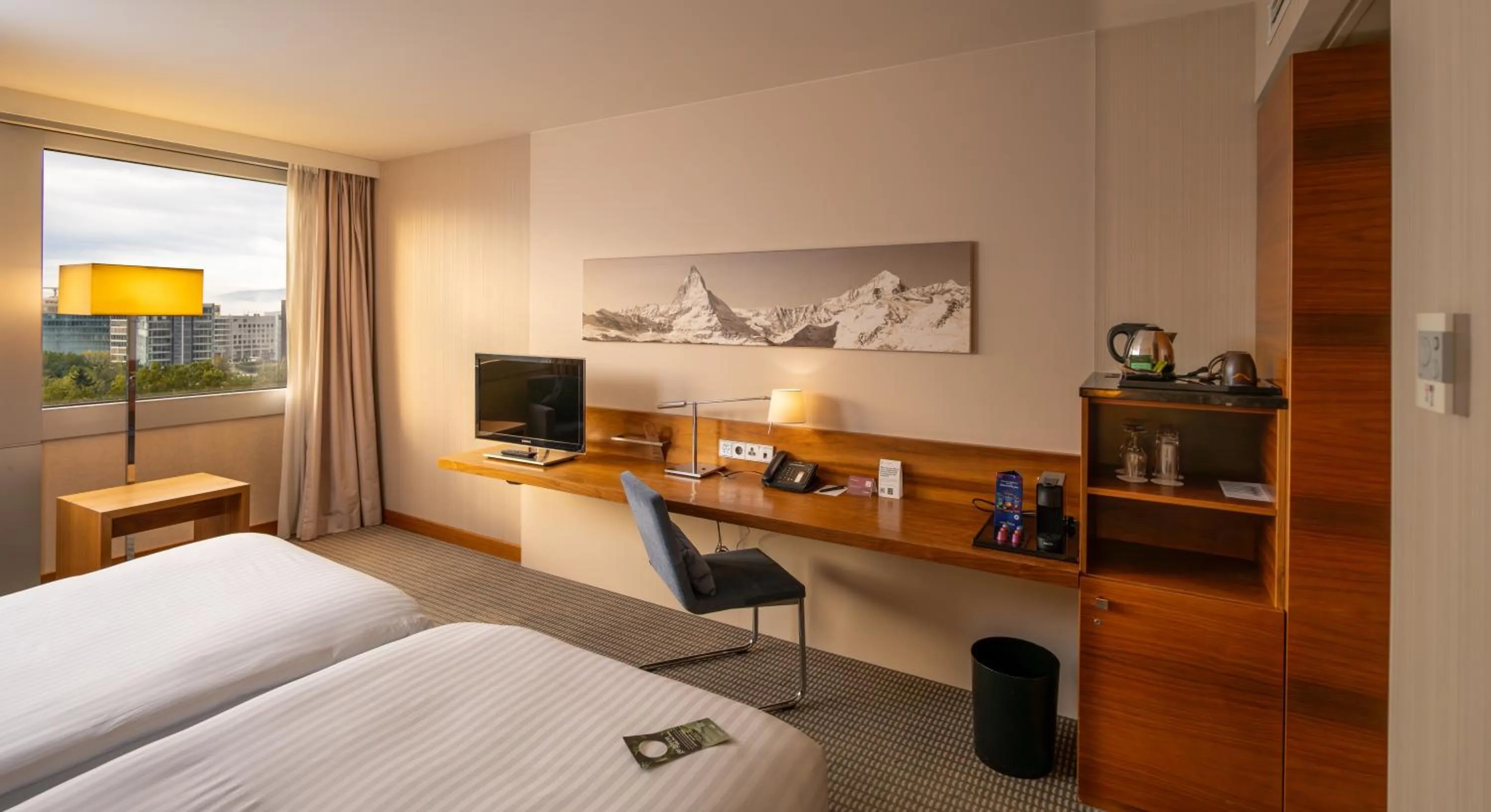 TV and multimedia, Bed in Mövenpick Hotel Geneva