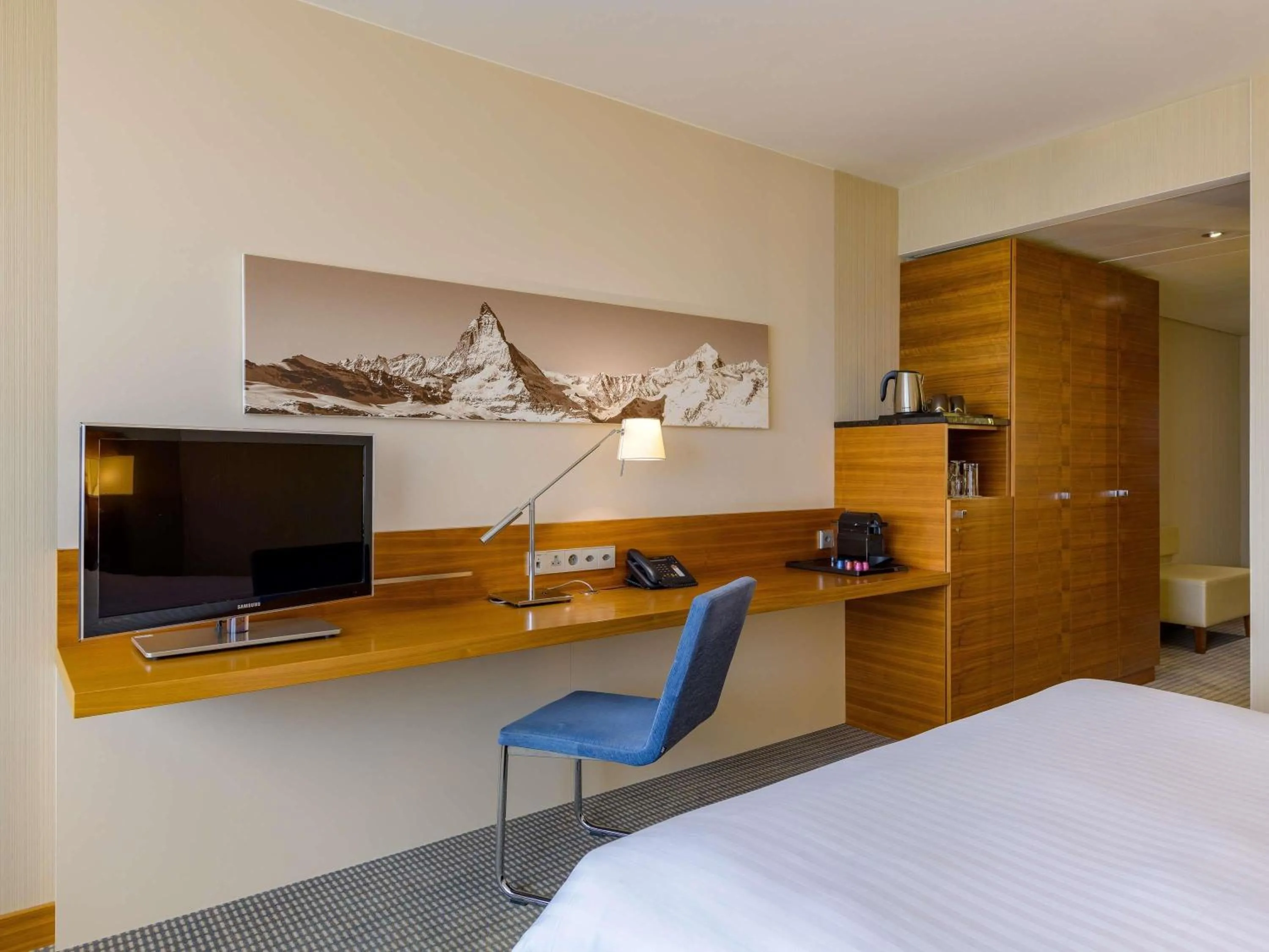 Bedroom, Bed in Mövenpick Hotel Geneva