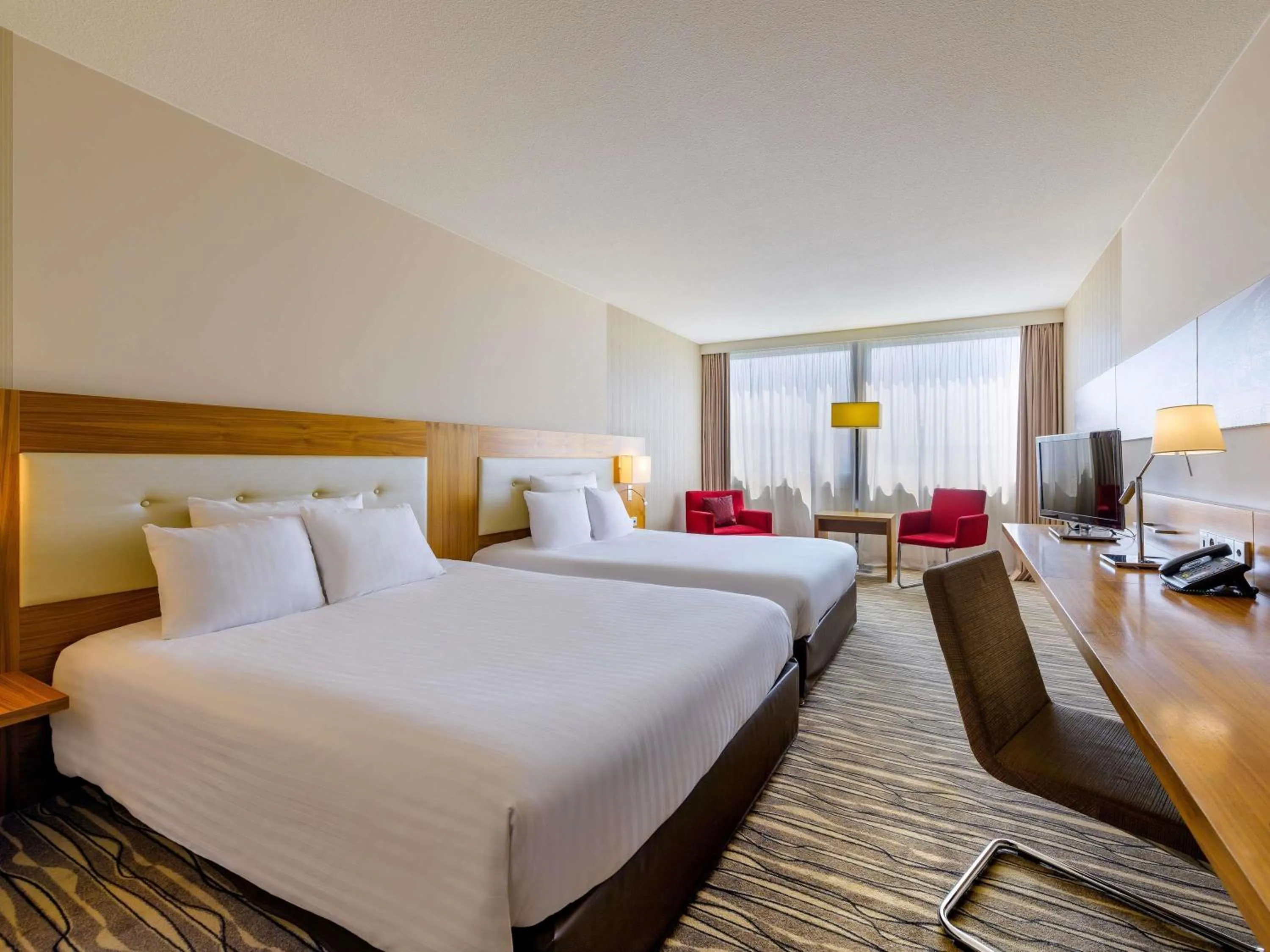 Bedroom, Bed in Mövenpick Hotel Geneva