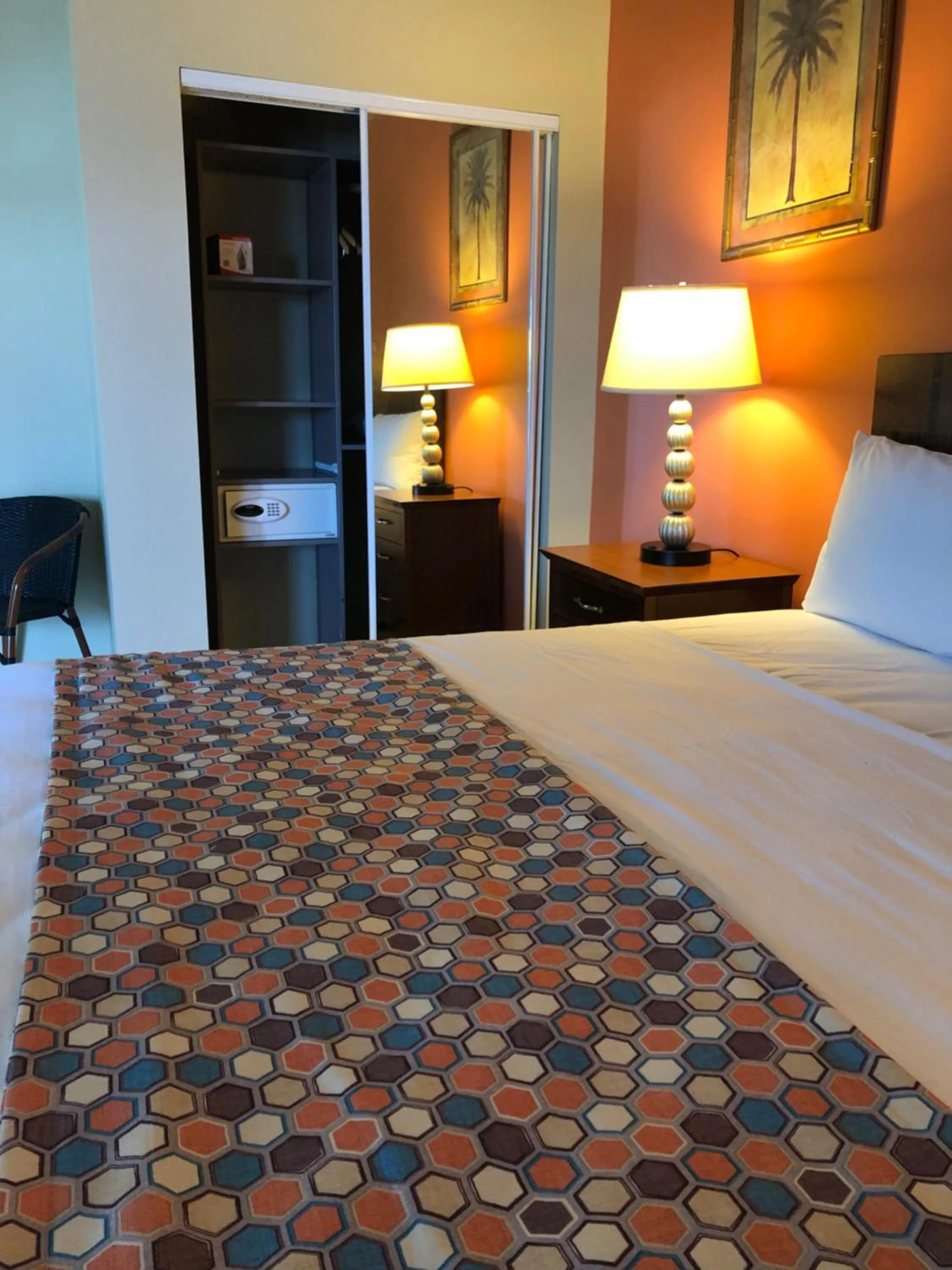 Bed in Carl's Unique Inn & Conference Facilities