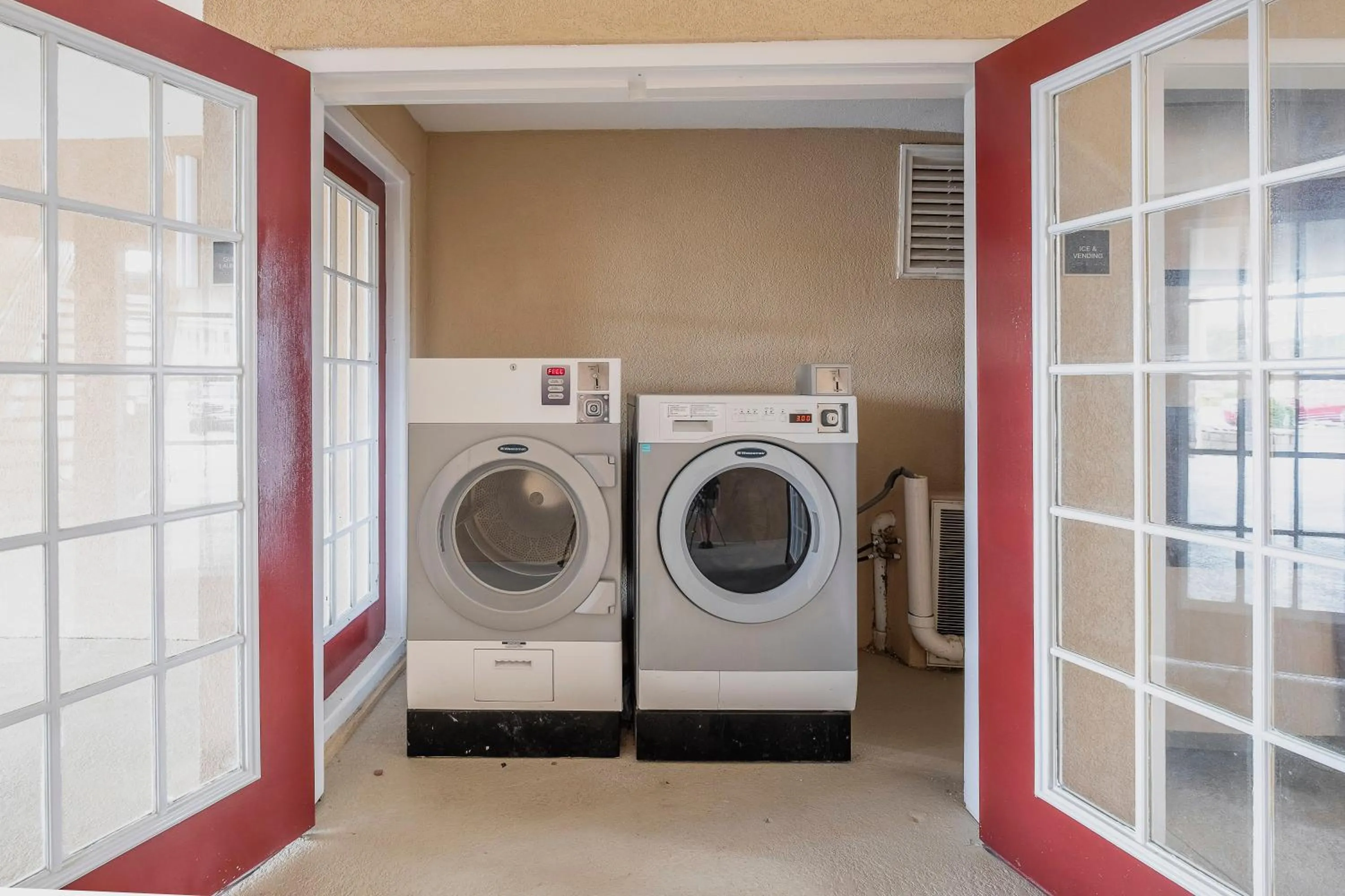 laundry in Red Roof Inn & Suites Calhoun