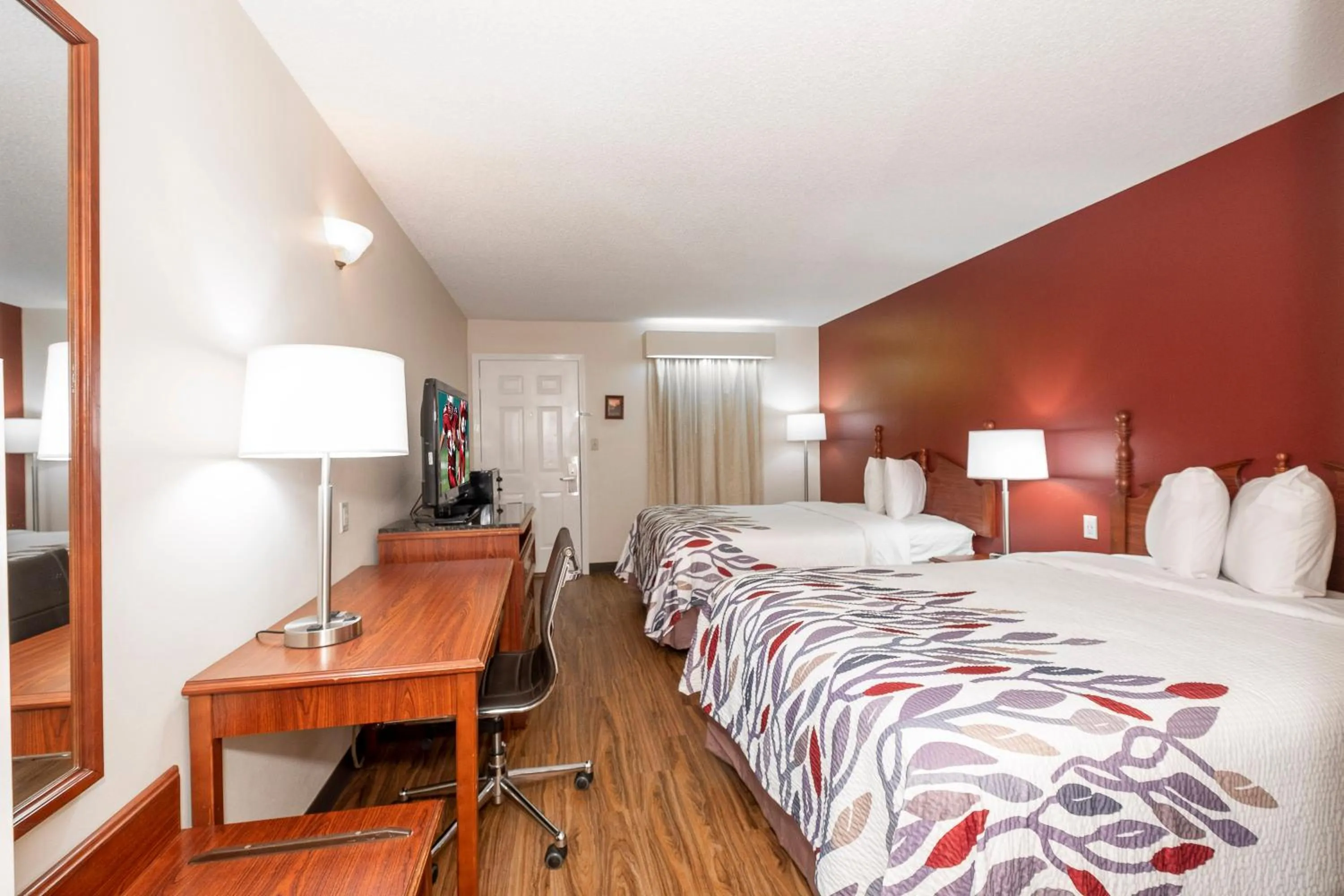 Photo of the whole room, Bed in Red Roof Inn & Suites Calhoun