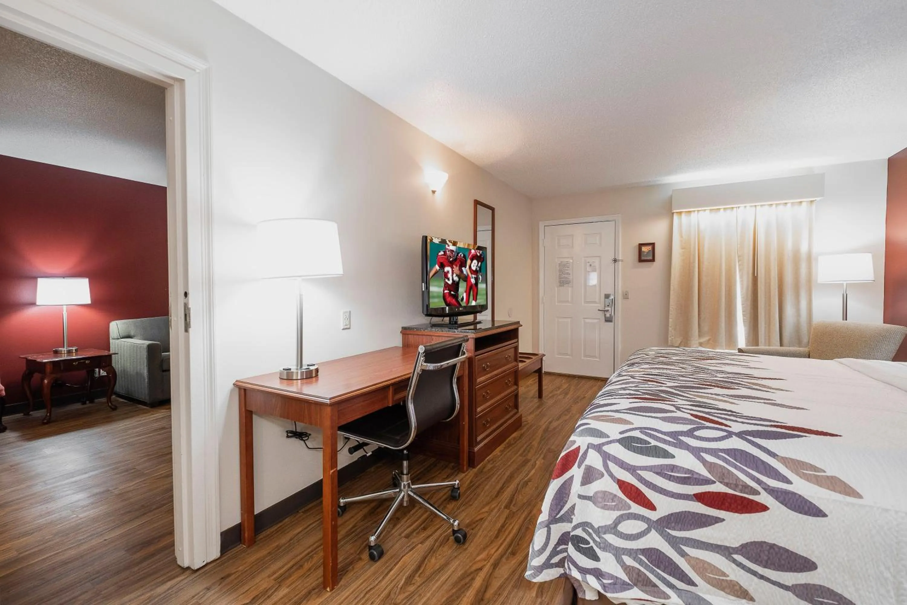 Bedroom, Bed in Red Roof Inn & Suites Calhoun
