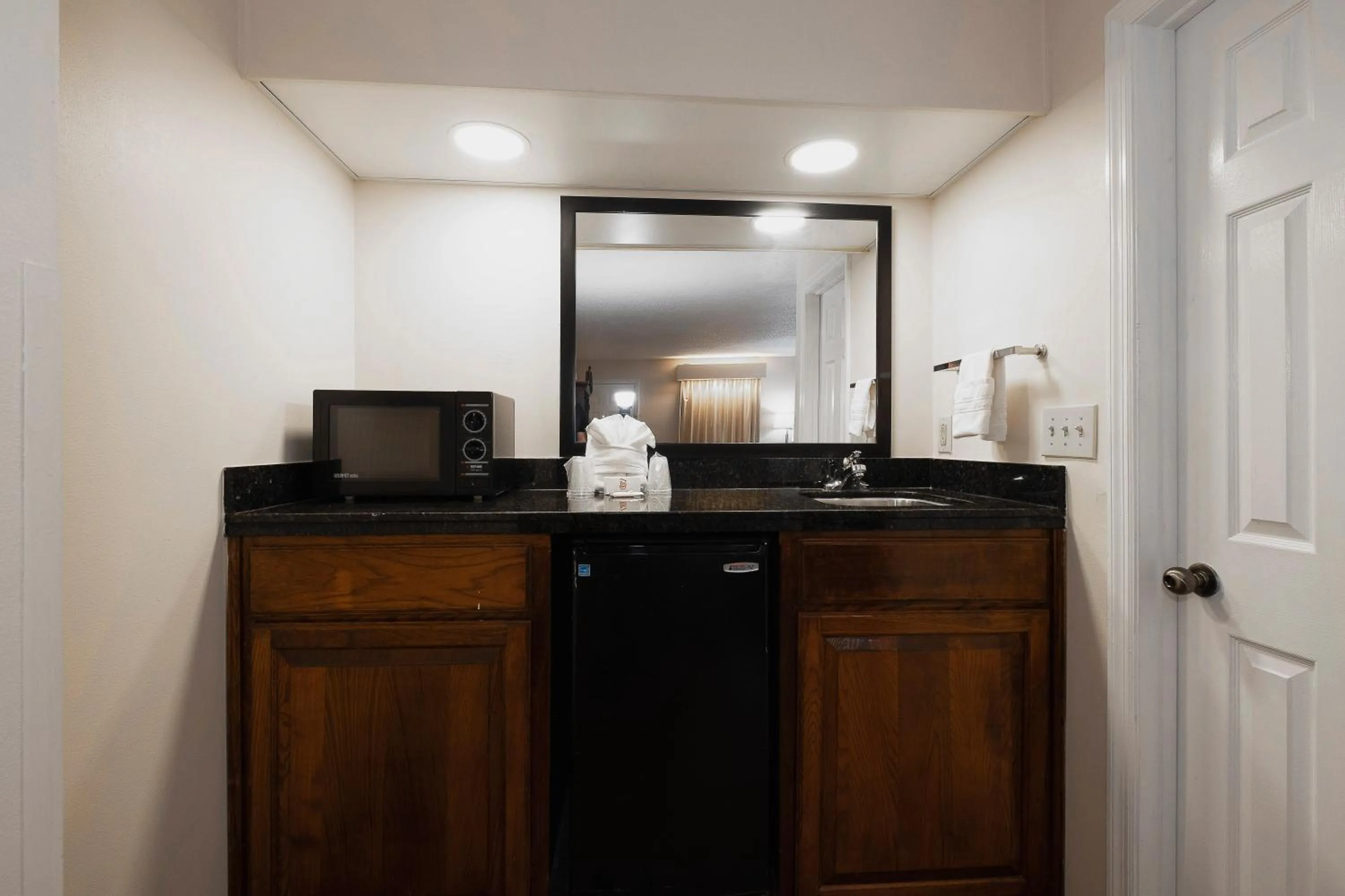 Bathroom in Red Roof Inn & Suites Calhoun