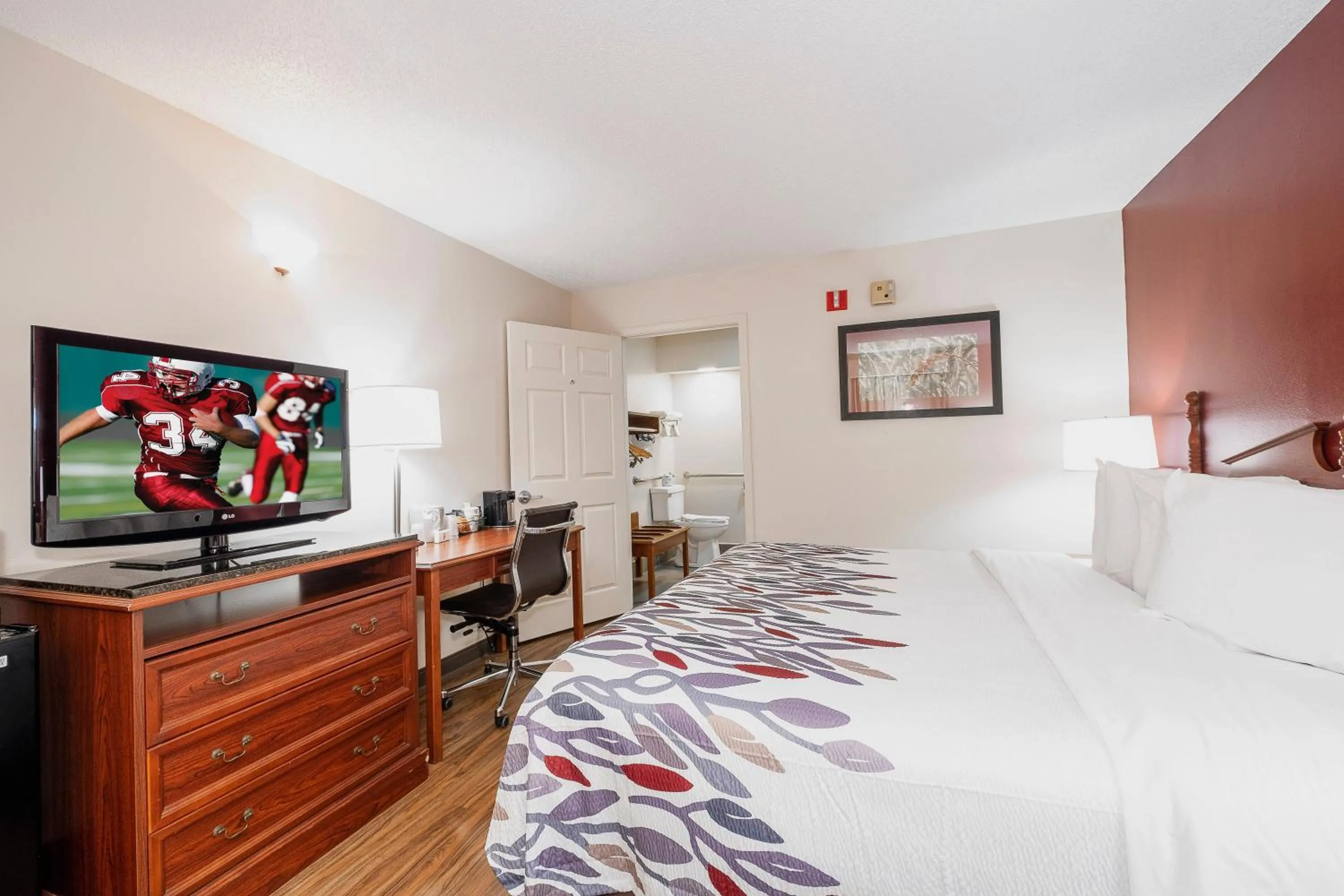 Photo of the whole room, Bed in Red Roof Inn & Suites Calhoun