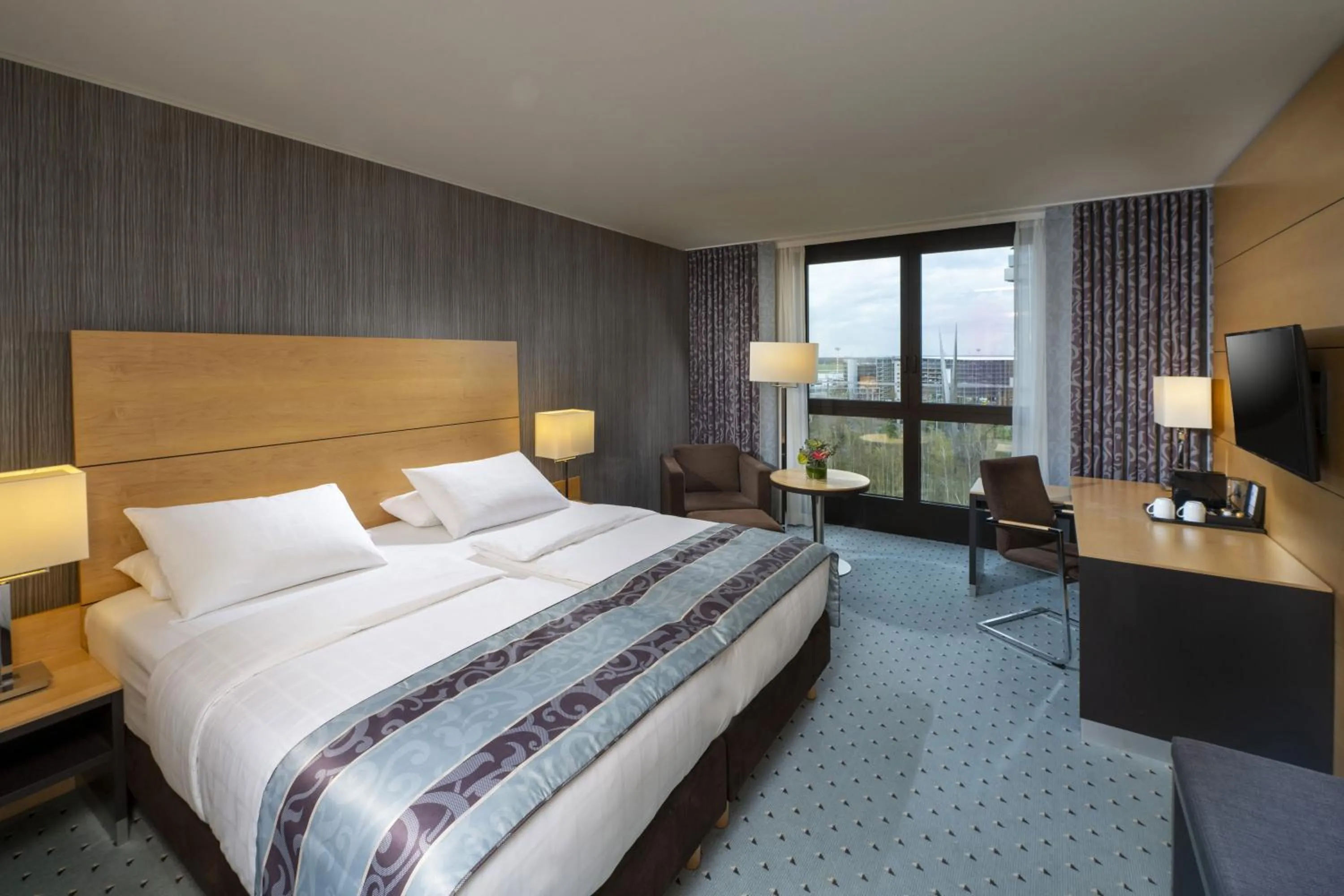 View (from property/room), Bed in Maritim Hotel Düsseldorf