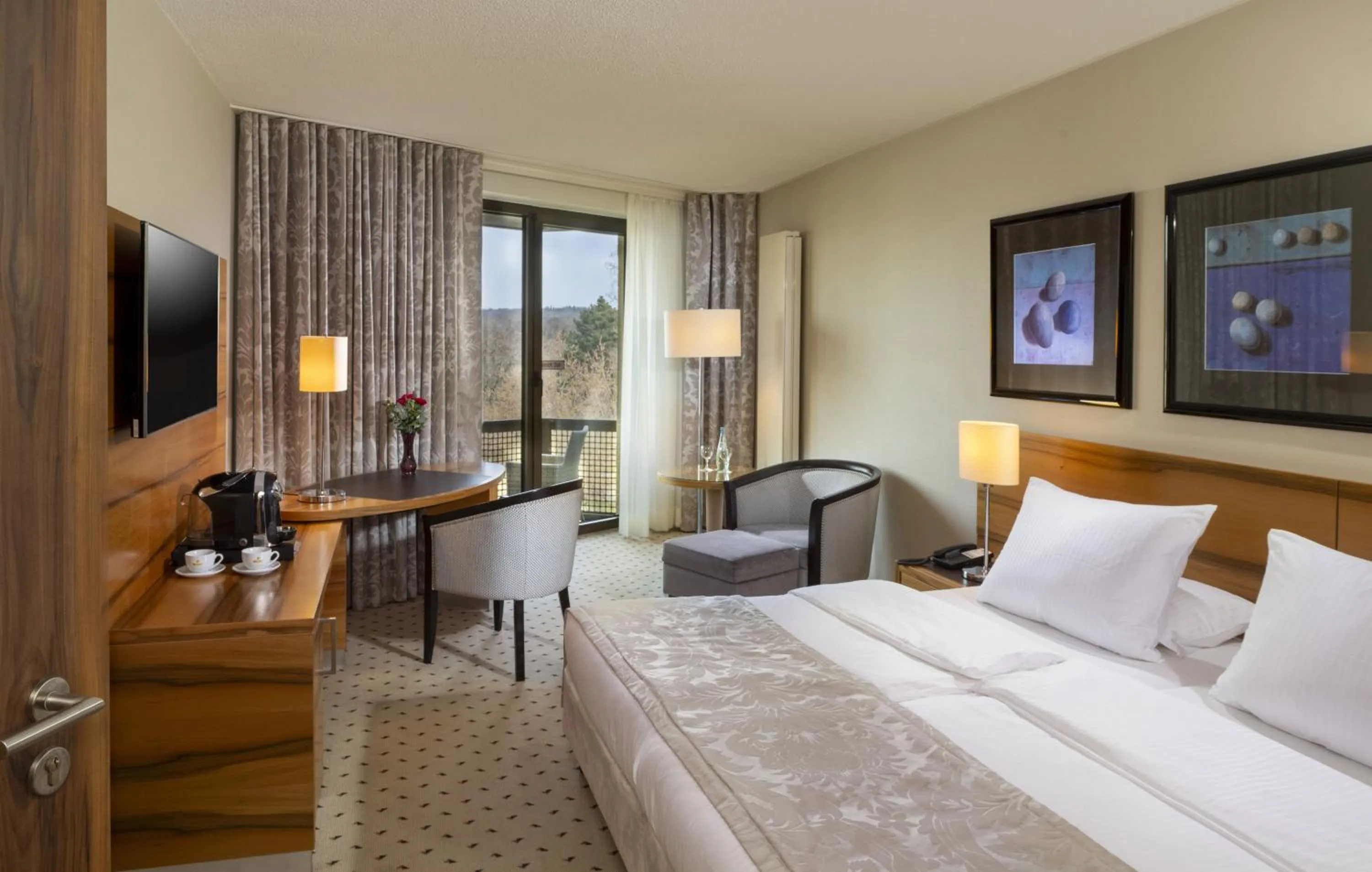 Photo of the whole room, Bed in Maritim Hotel Bad Homburg