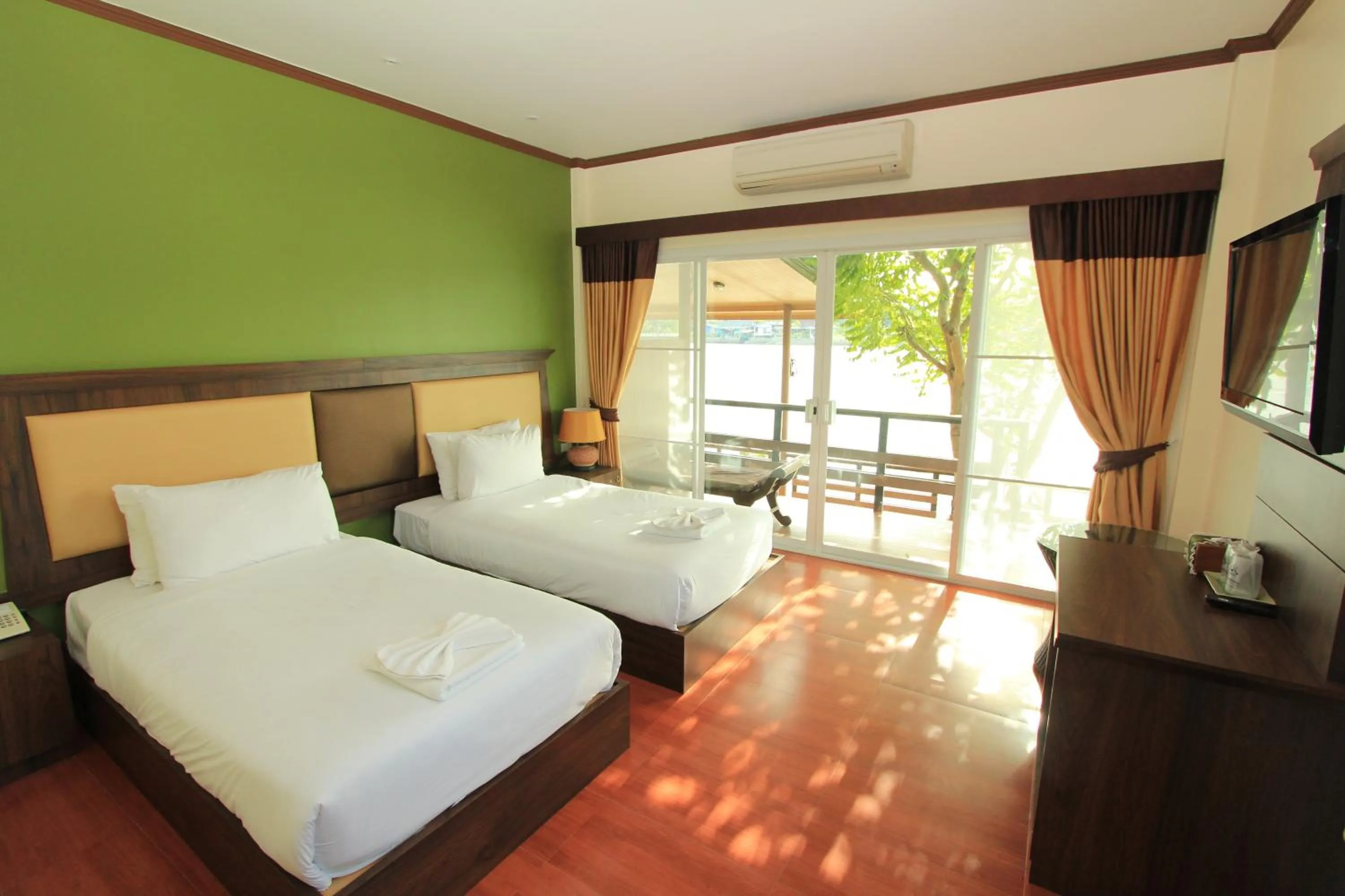 Photo of the whole room, Bed in Baantip Suantong