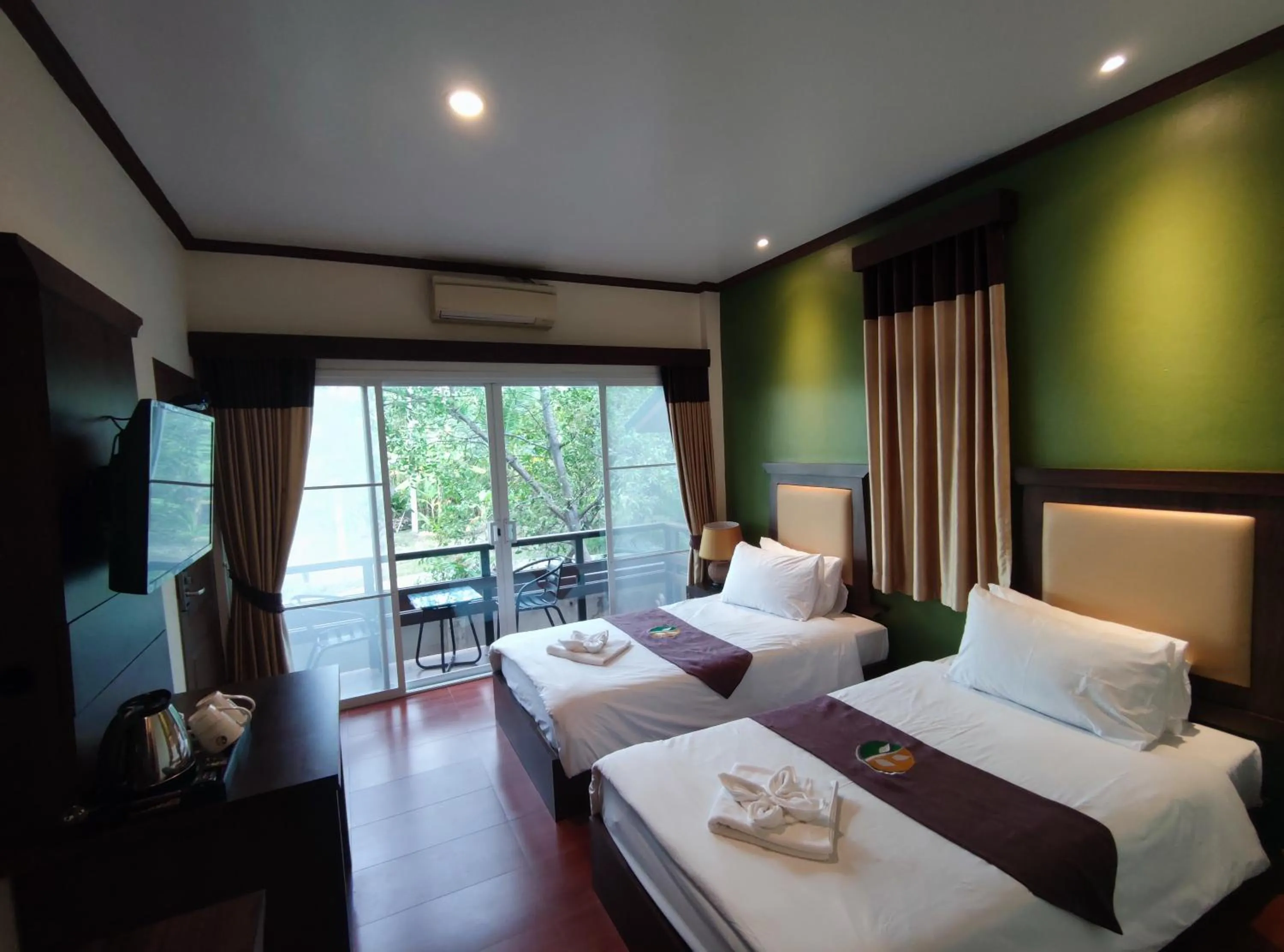 Photo of the whole room, Bed in Baantip Suantong