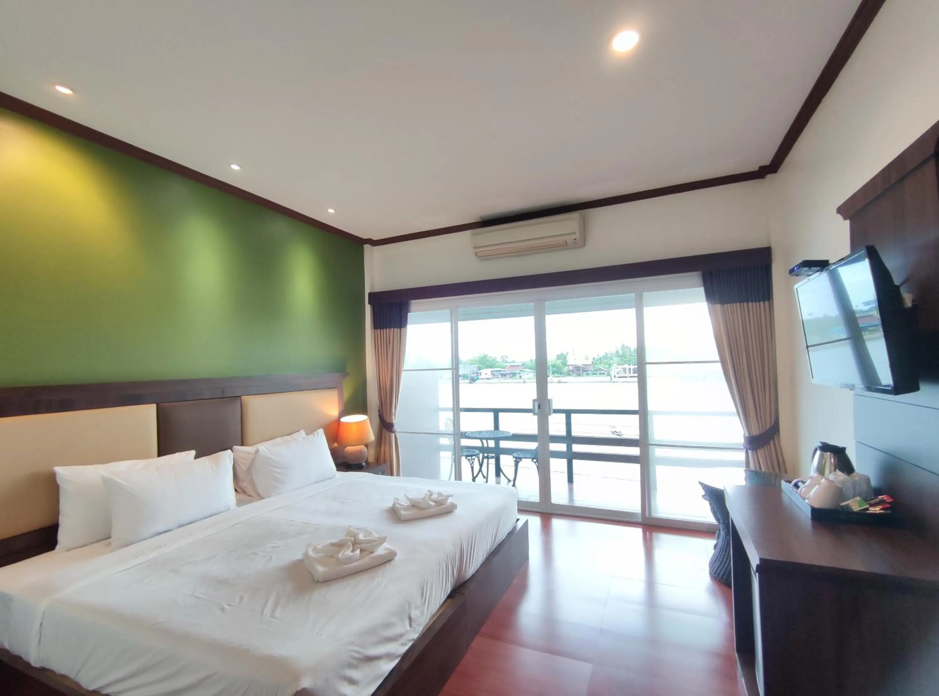 Photo of the whole room, Bed in Baantip Suantong