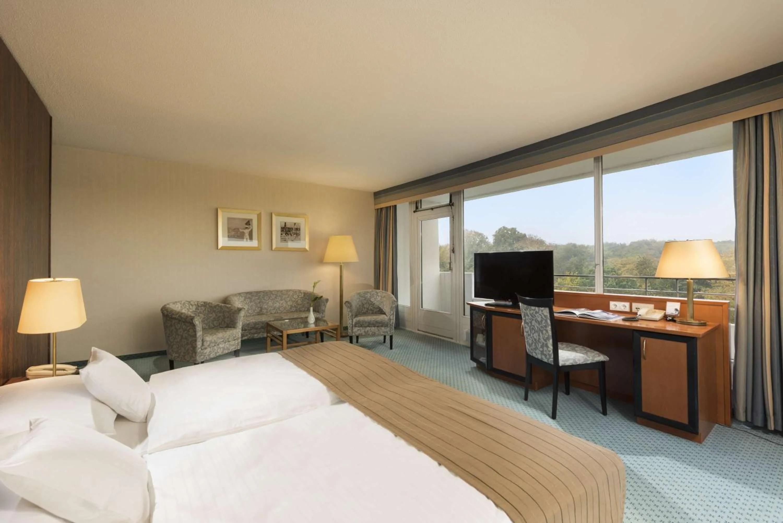 Bedroom, Bed in Maritim Hotel Bellevue Kiel