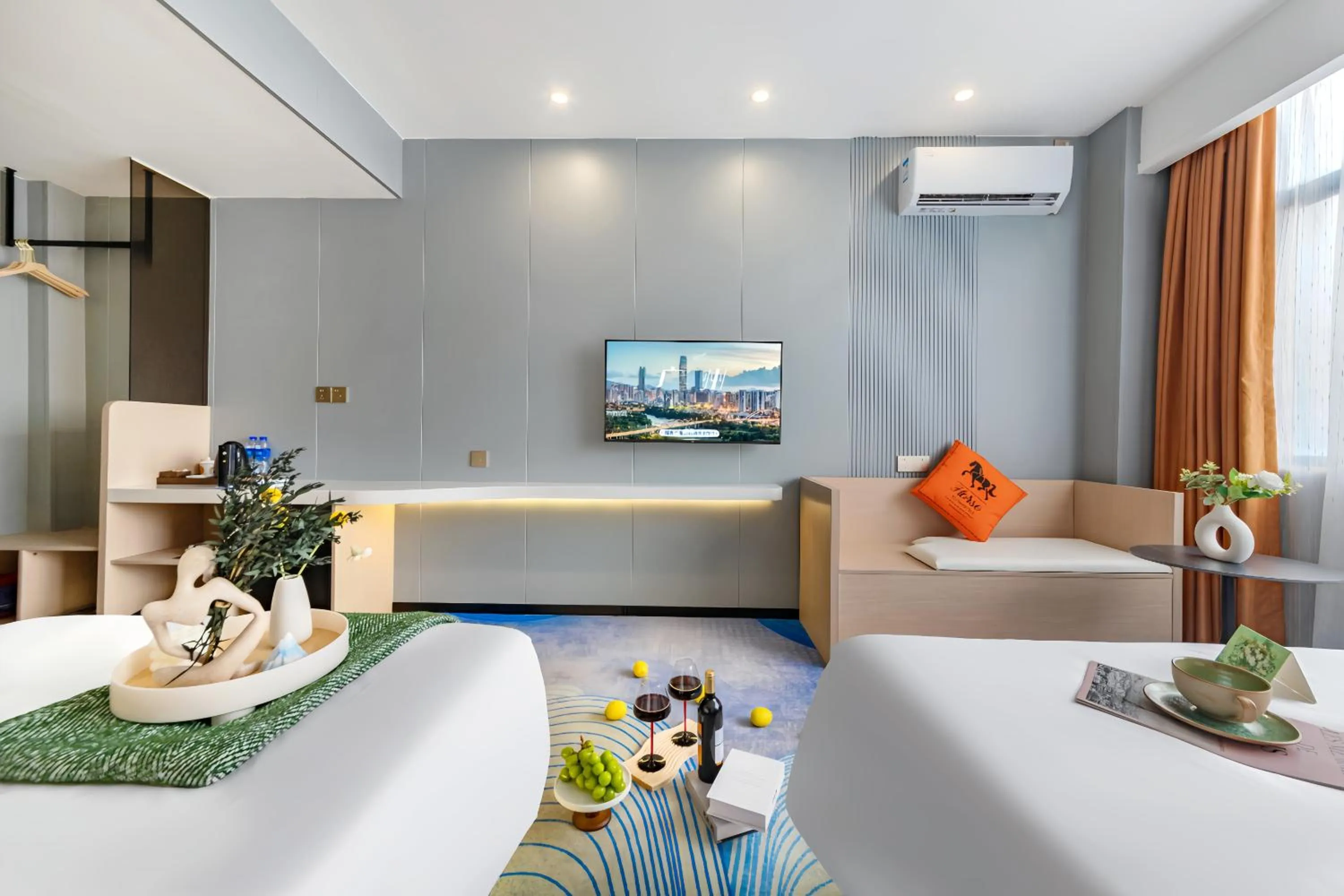 Bed in Xinghe Yuezhi S Hotel to Guangzhou Yuexiu Park Railway Station Subway station