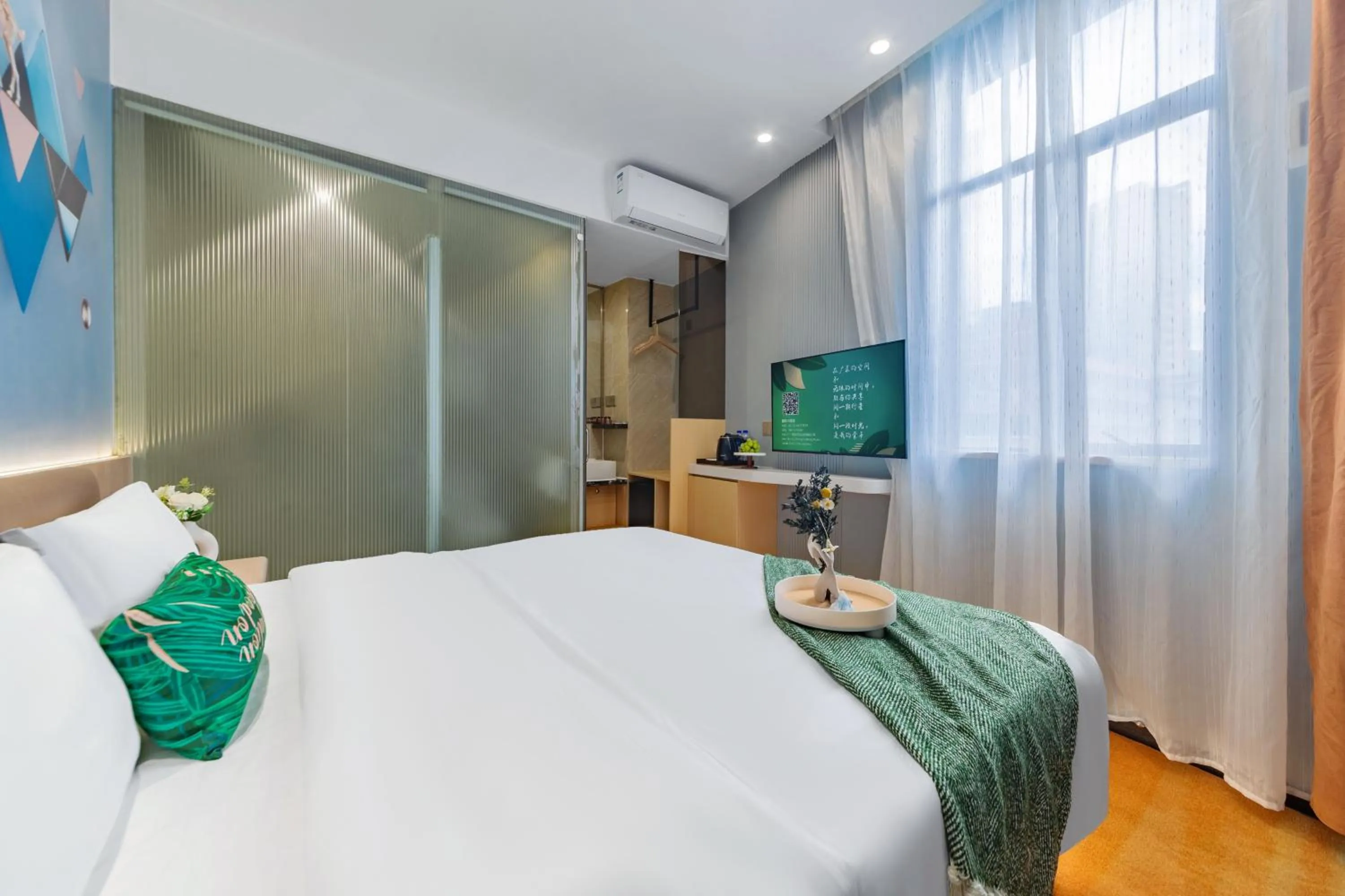 Bed in Xinghe Yuezhi S Hotel to Guangzhou Yuexiu Park Railway Station Subway station