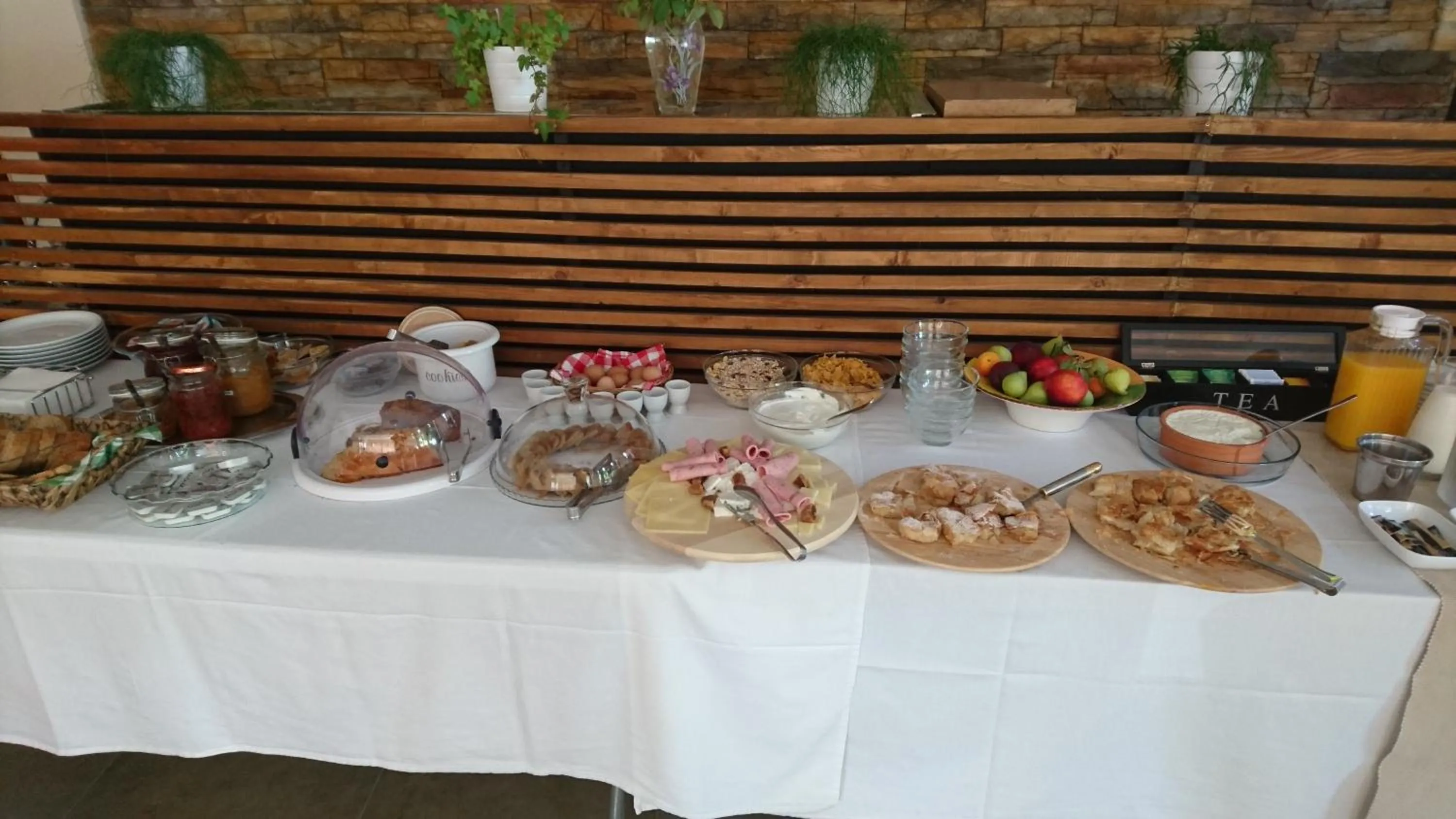 Buffet breakfast in Idillion