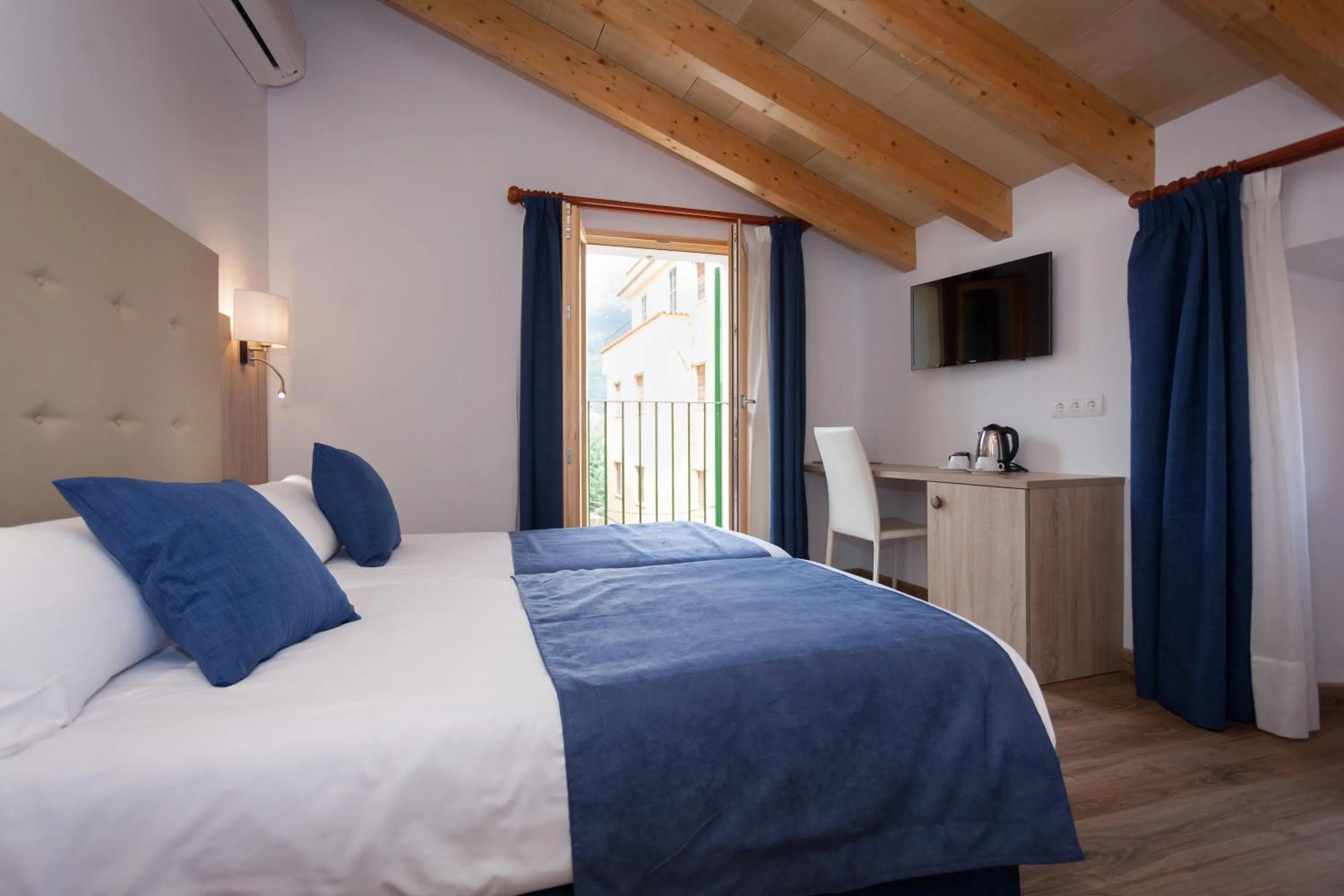 Bedroom, Bed in Hotel El Guía