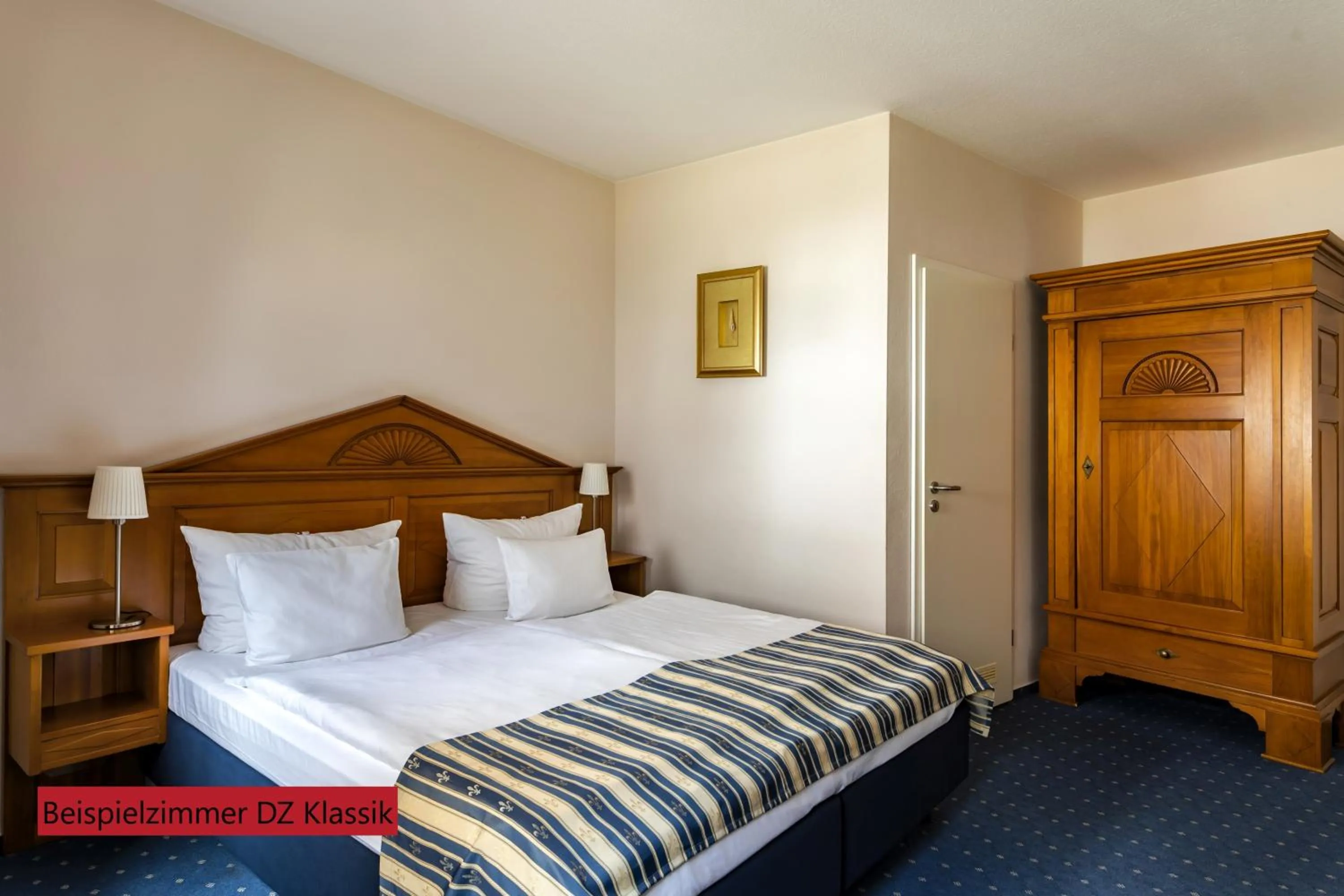 Photo of the whole room, Bed in Hotel & Restaurant Villa Ulmenhof