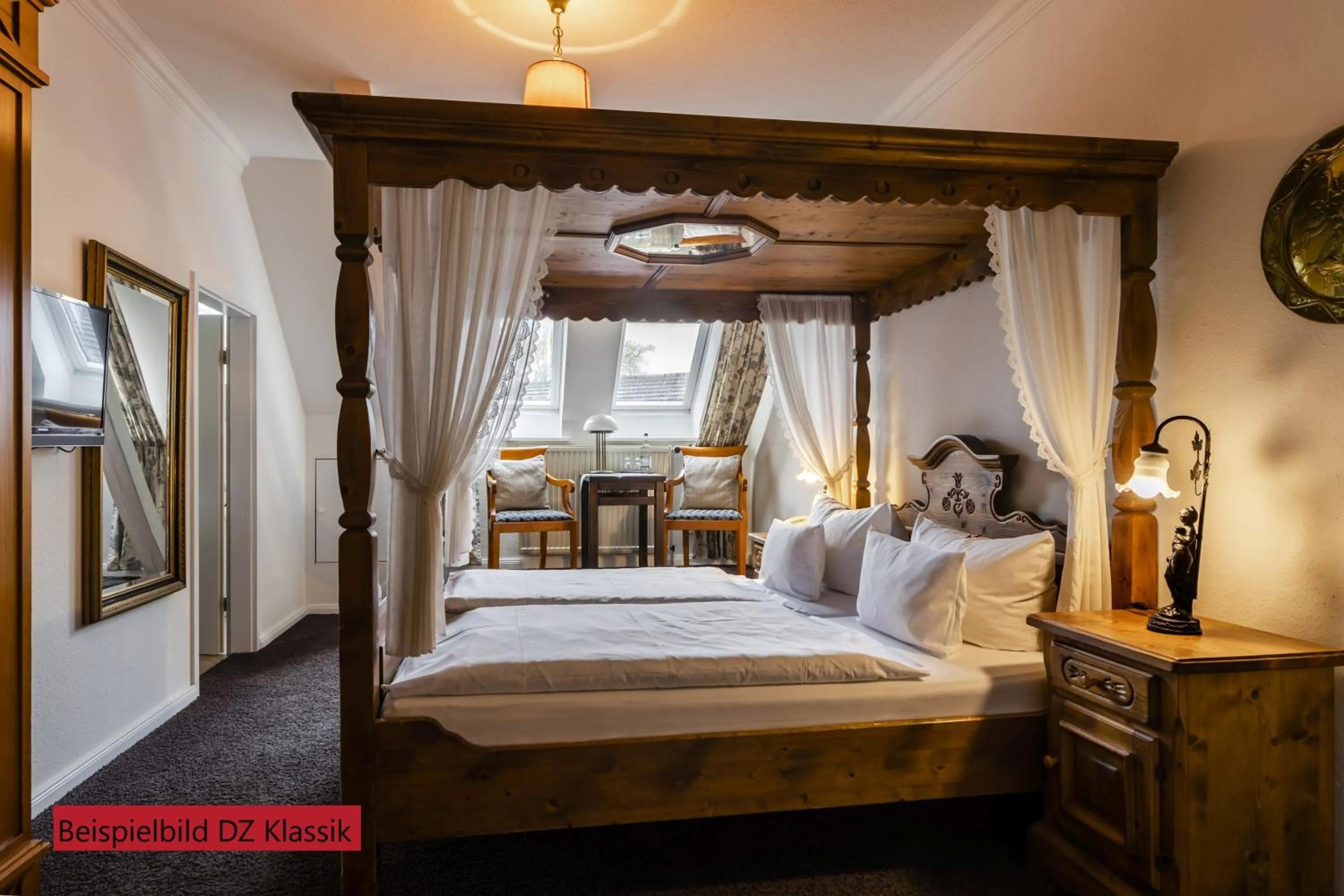 Photo of the whole room, Bed in Hotel & Restaurant Villa Ulmenhof