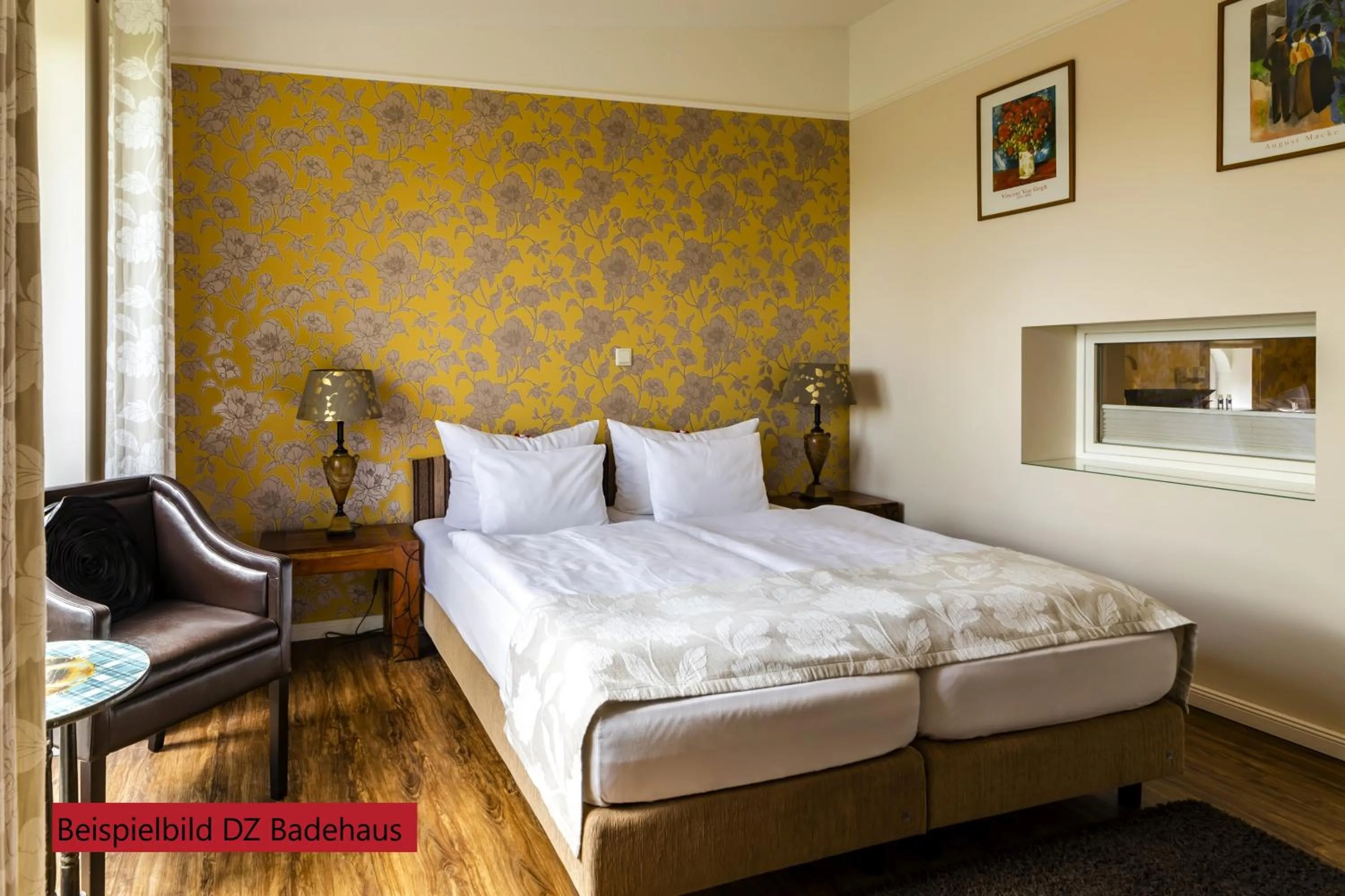 Photo of the whole room, Bed in Hotel & Restaurant Villa Ulmenhof