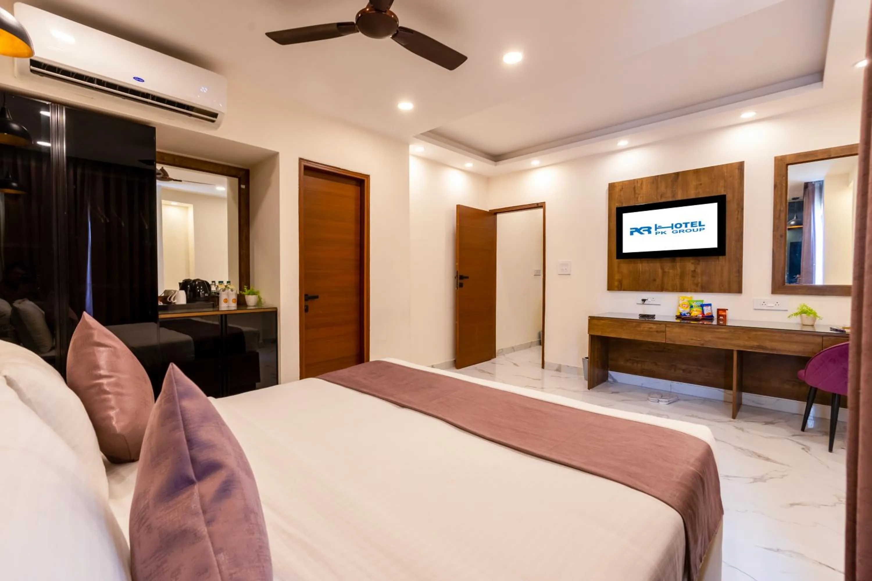 Bed in PK Boutique Hotel Noida Expressway