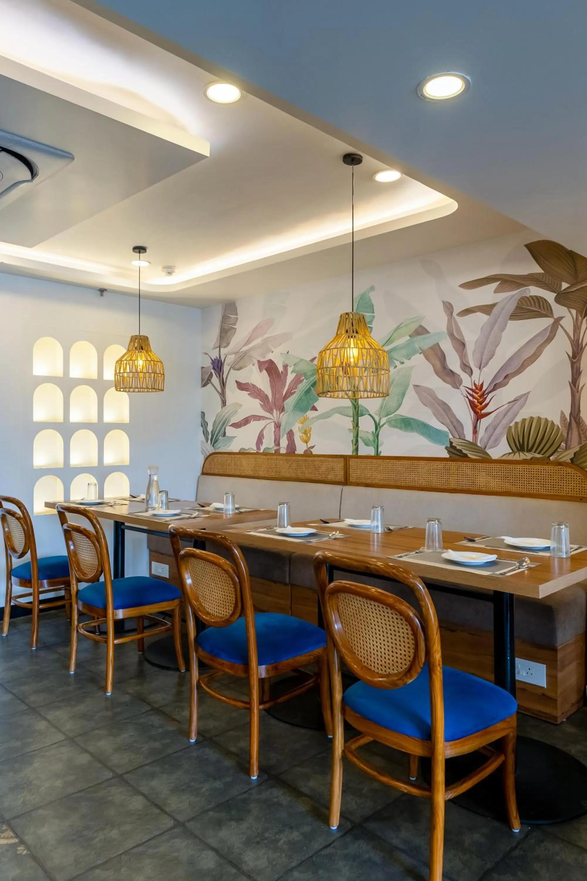 Restaurant/places to eat in PK Boutique Hotel Noida Expressway