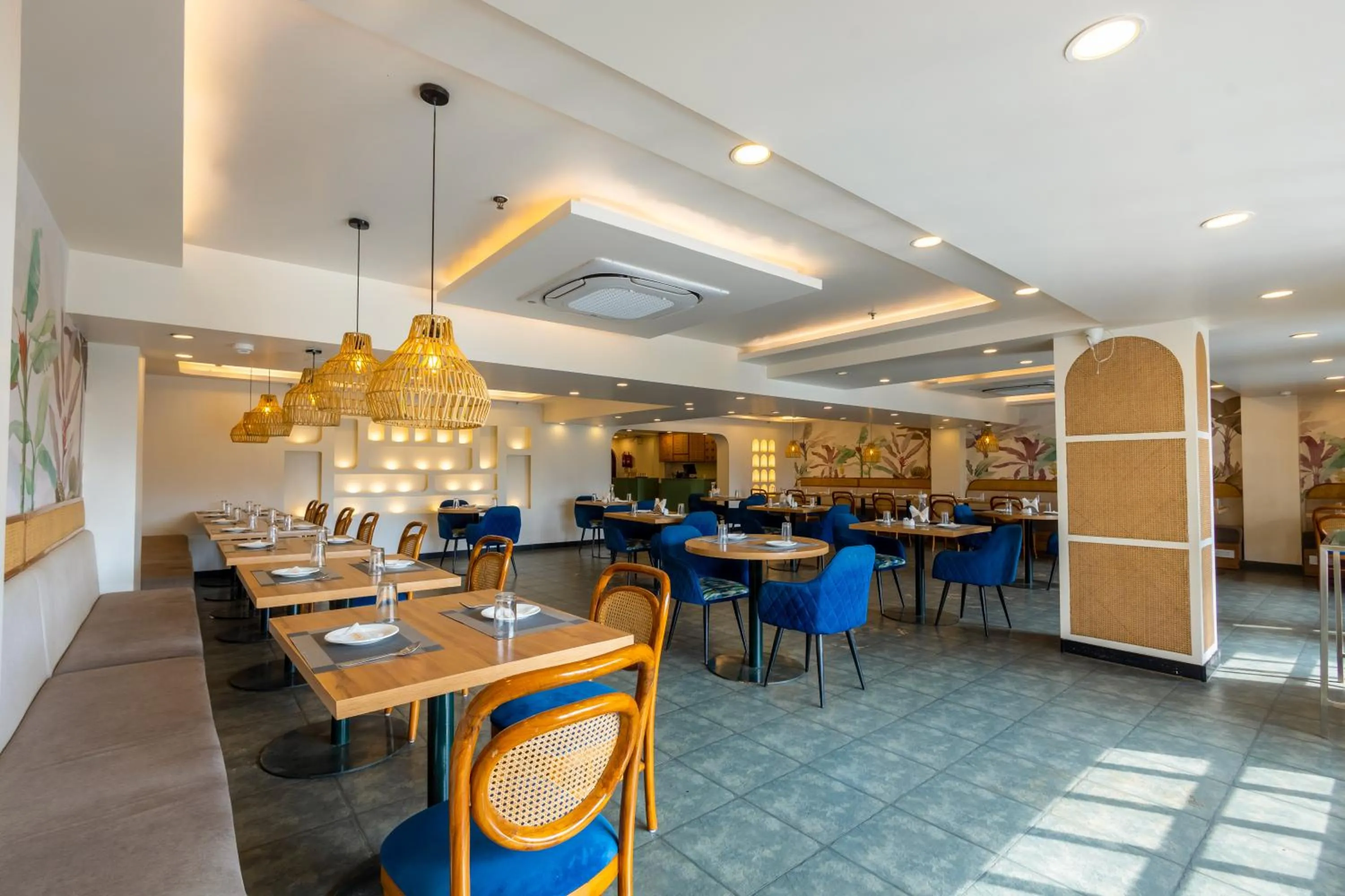 Restaurant/places to eat in PK Boutique Hotel Noida Expressway