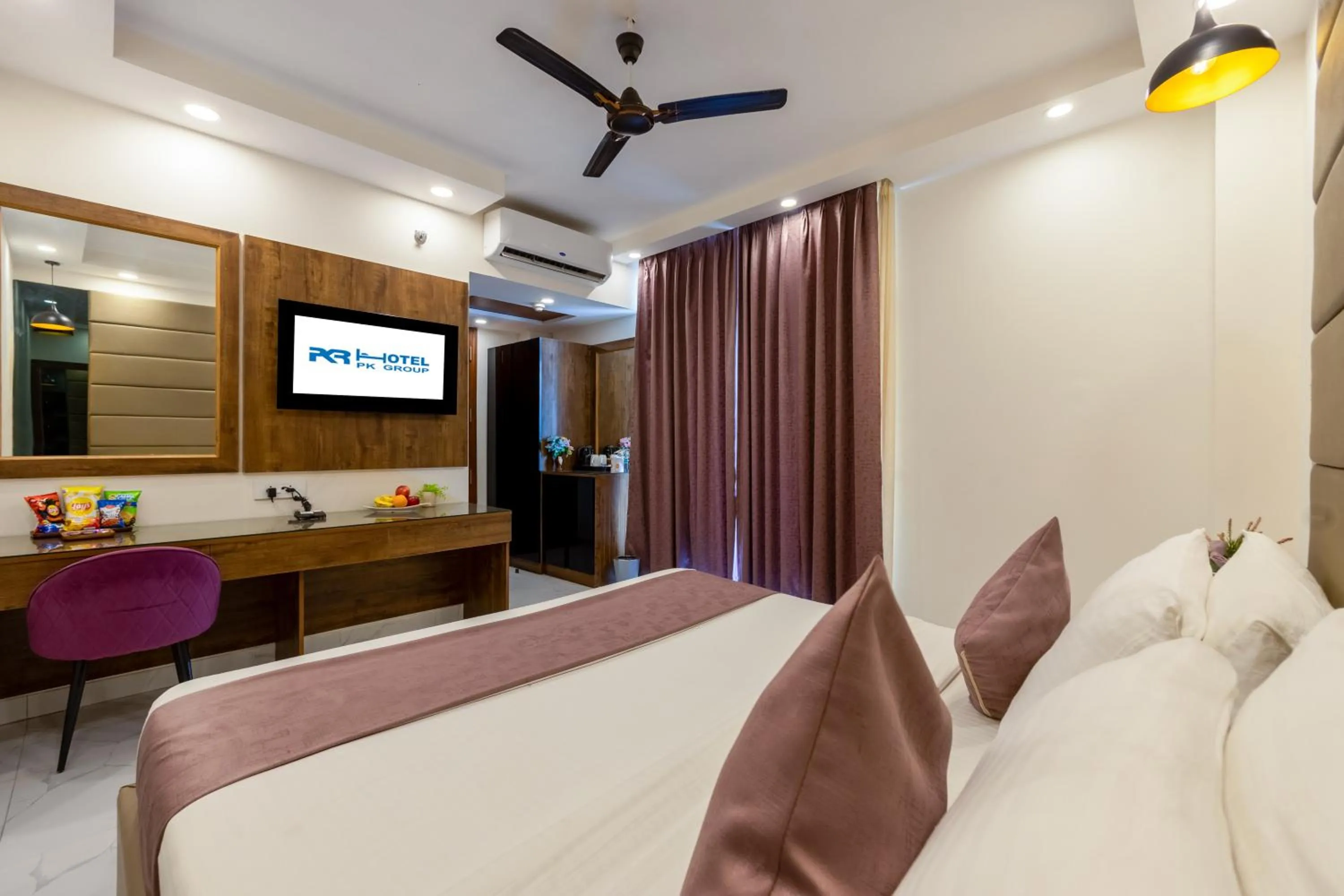 Bed in PK Boutique Hotel Noida Expressway