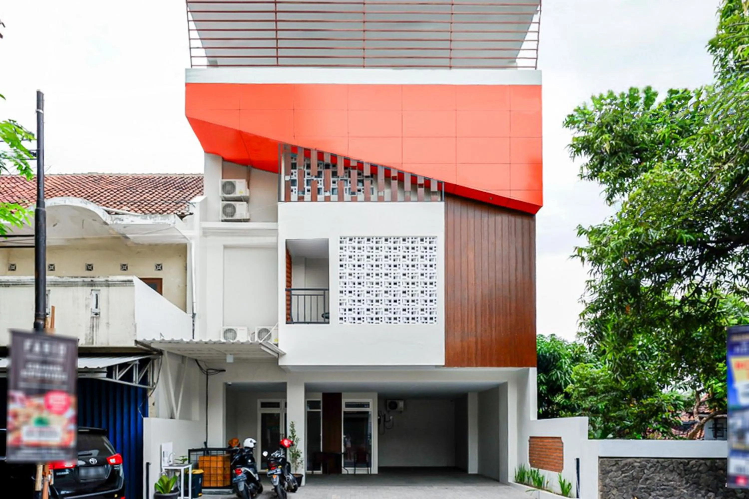 Facade/entrance in RedDoorz near Sleman City Hall 2