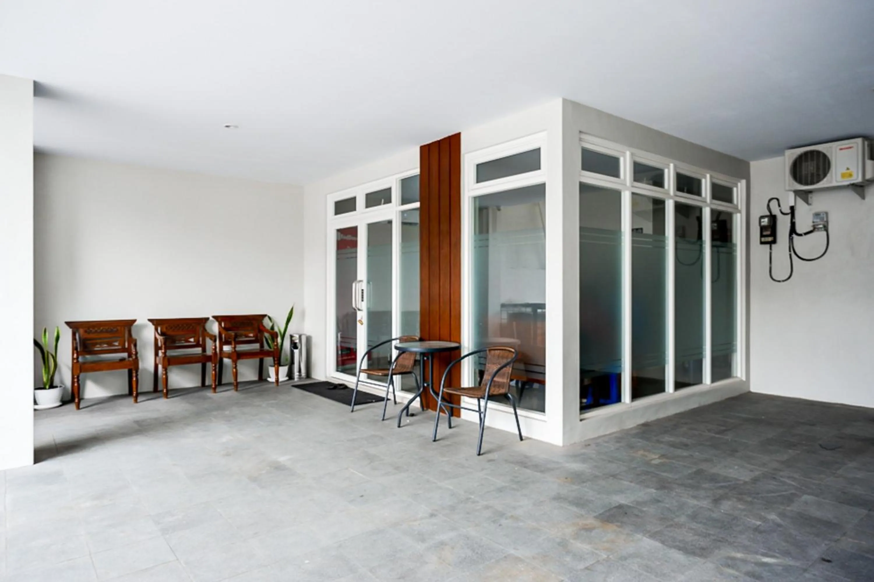 Seating area in RedDoorz near Sleman City Hall 2