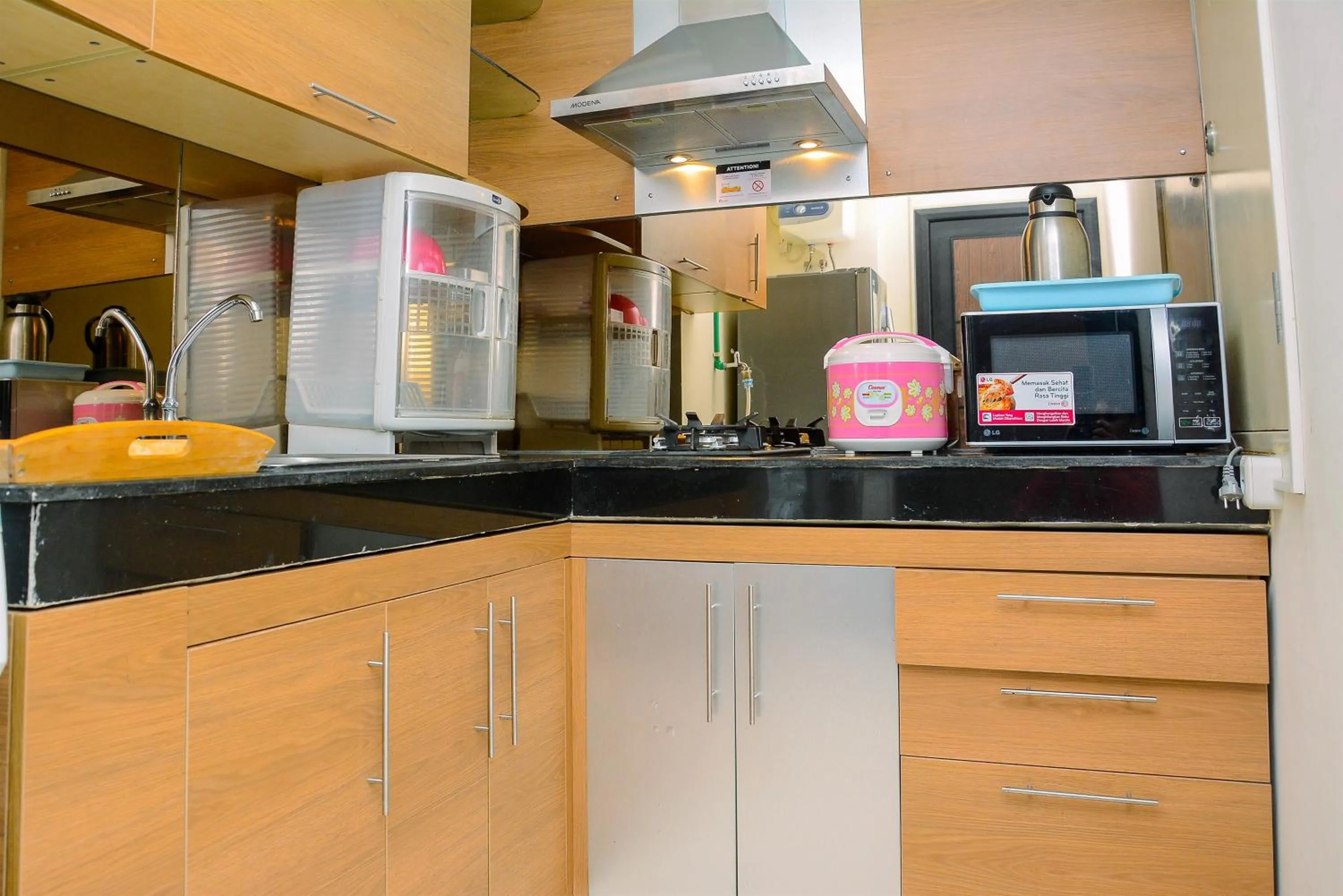 Kitchen or kitchenette in Modern and Luxurious 2BR Essence Dharmawangsa Apartment By Travelio