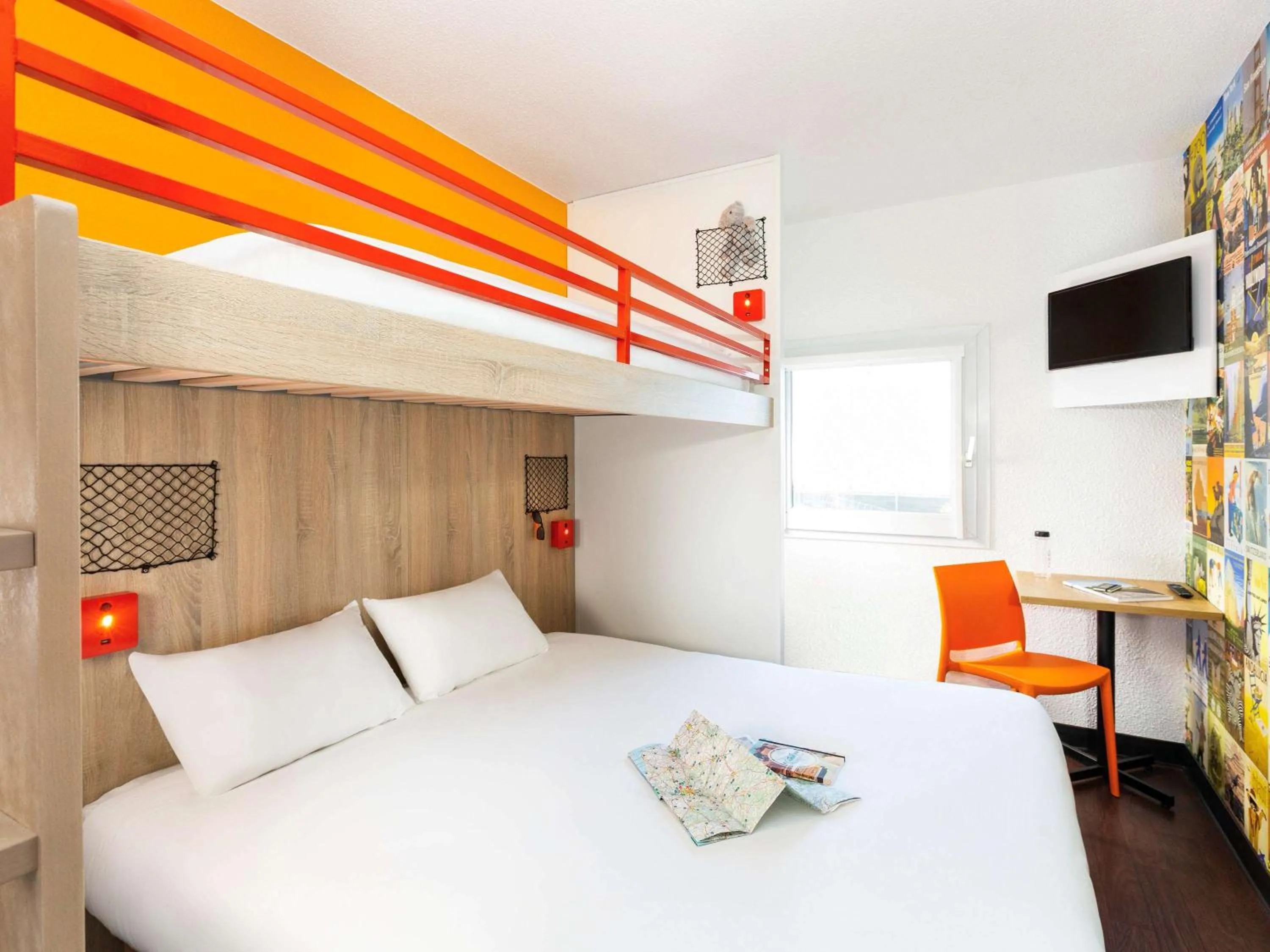 Break Room with Two Twin Beds and One Loft Bed  in HOTELF1 Le Havre Est - Gonfreville