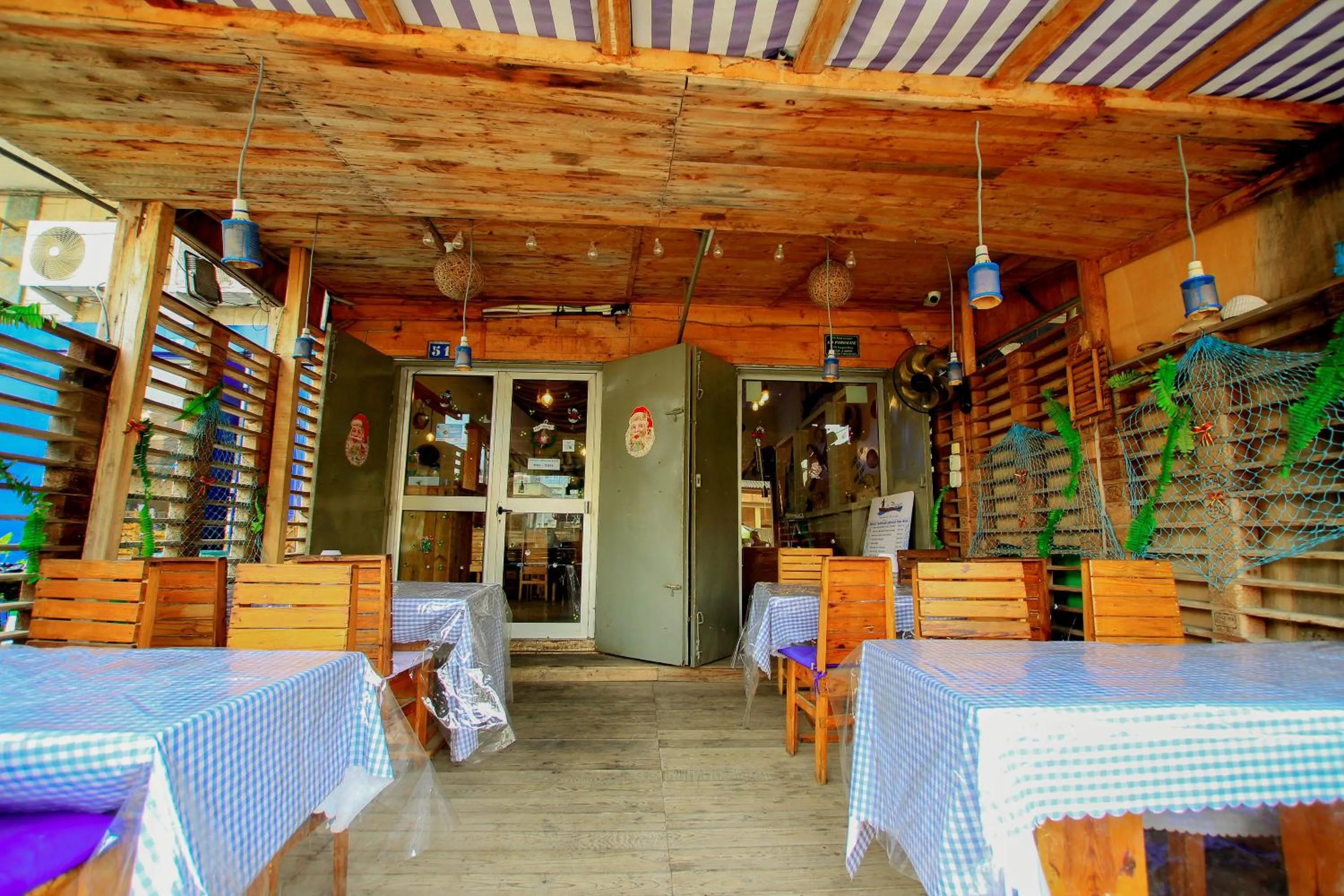 Restaurant/places to eat in Hotel Le Prince