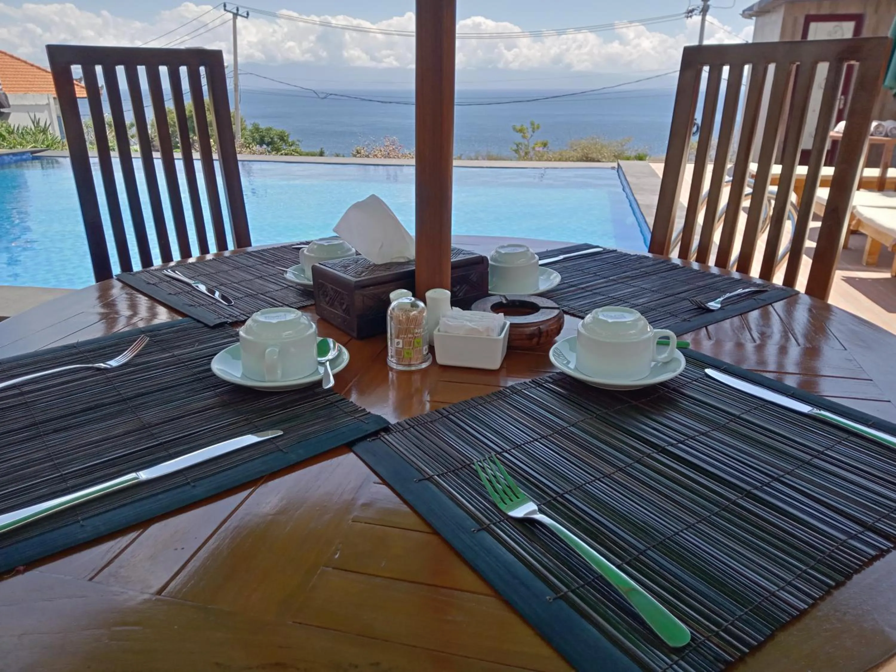 Restaurant/places to eat in Nusa Sedayu Hotel By Ocean View